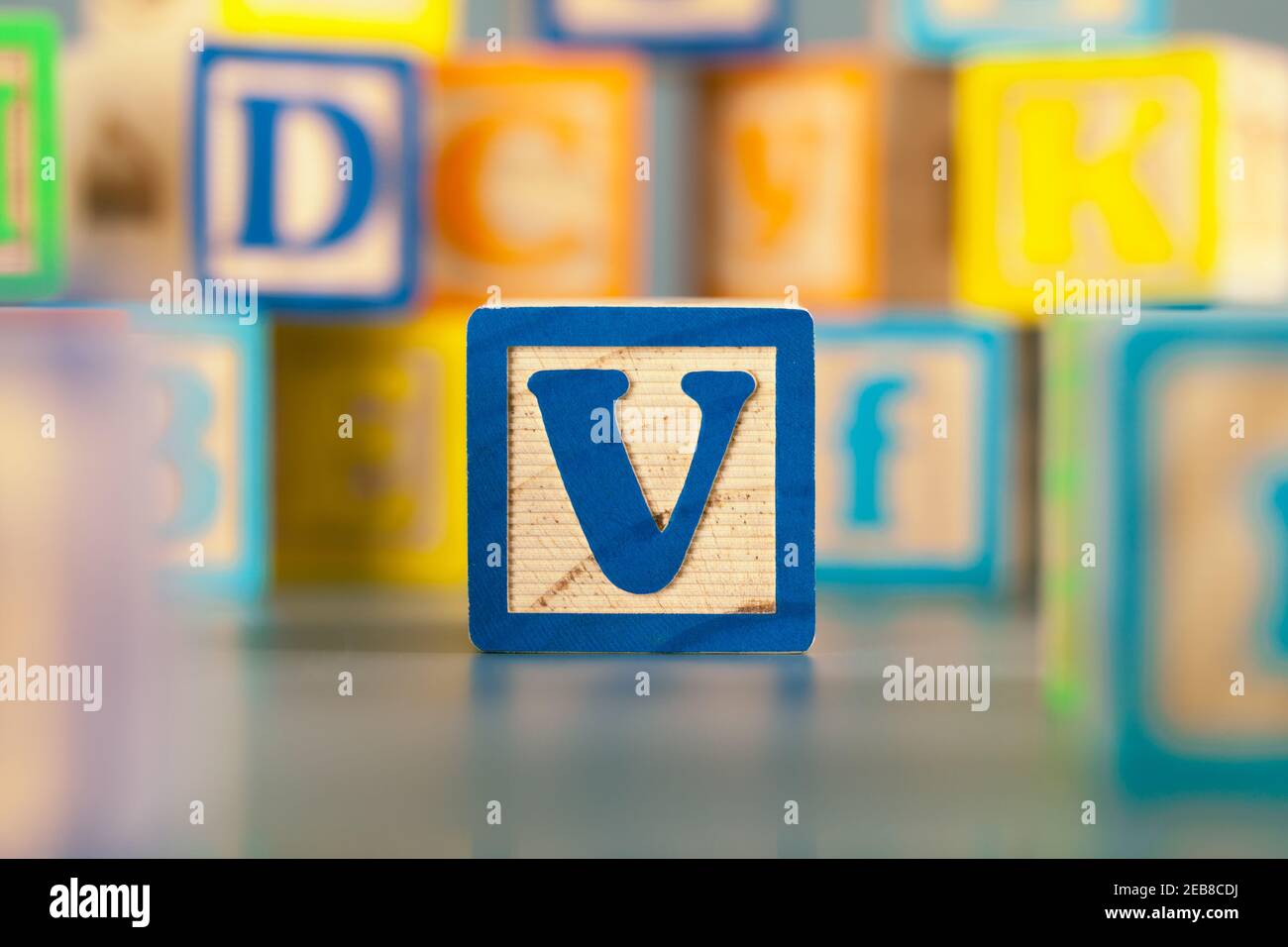 Foto von bunten Holzblock Buchstabe V Stockfoto