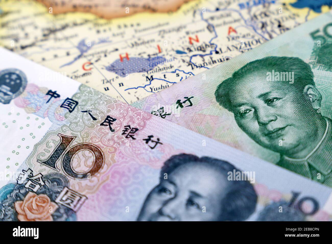 Yuan-Banknoten auf der Karte von China. Konzept für chinesische Wirtschaft, Investitionen und Handel in Asien Stockfoto
