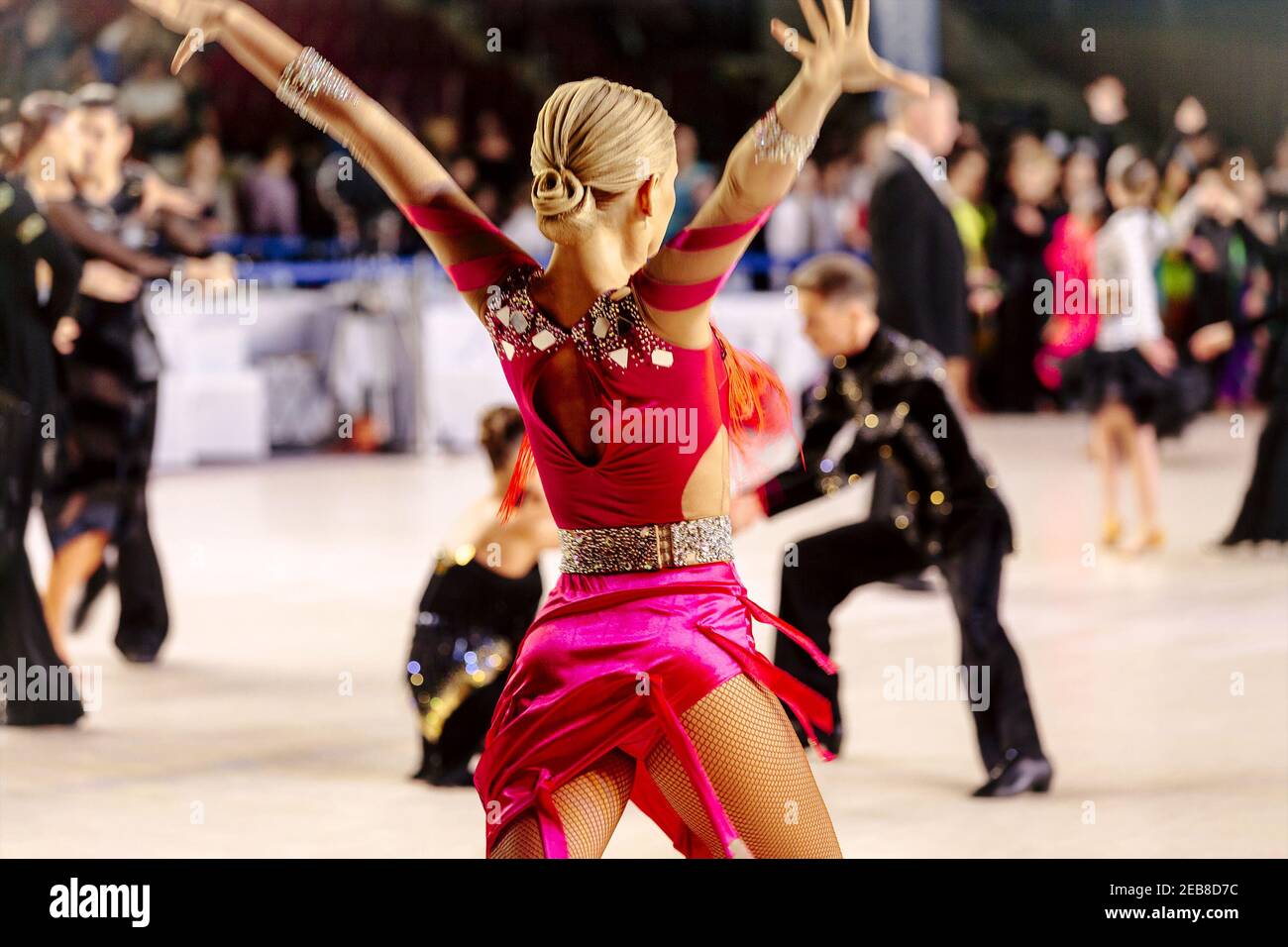 Zurück Tänzerin in rosa Kleid auf Hintergrund tanzende Paare Stockfoto