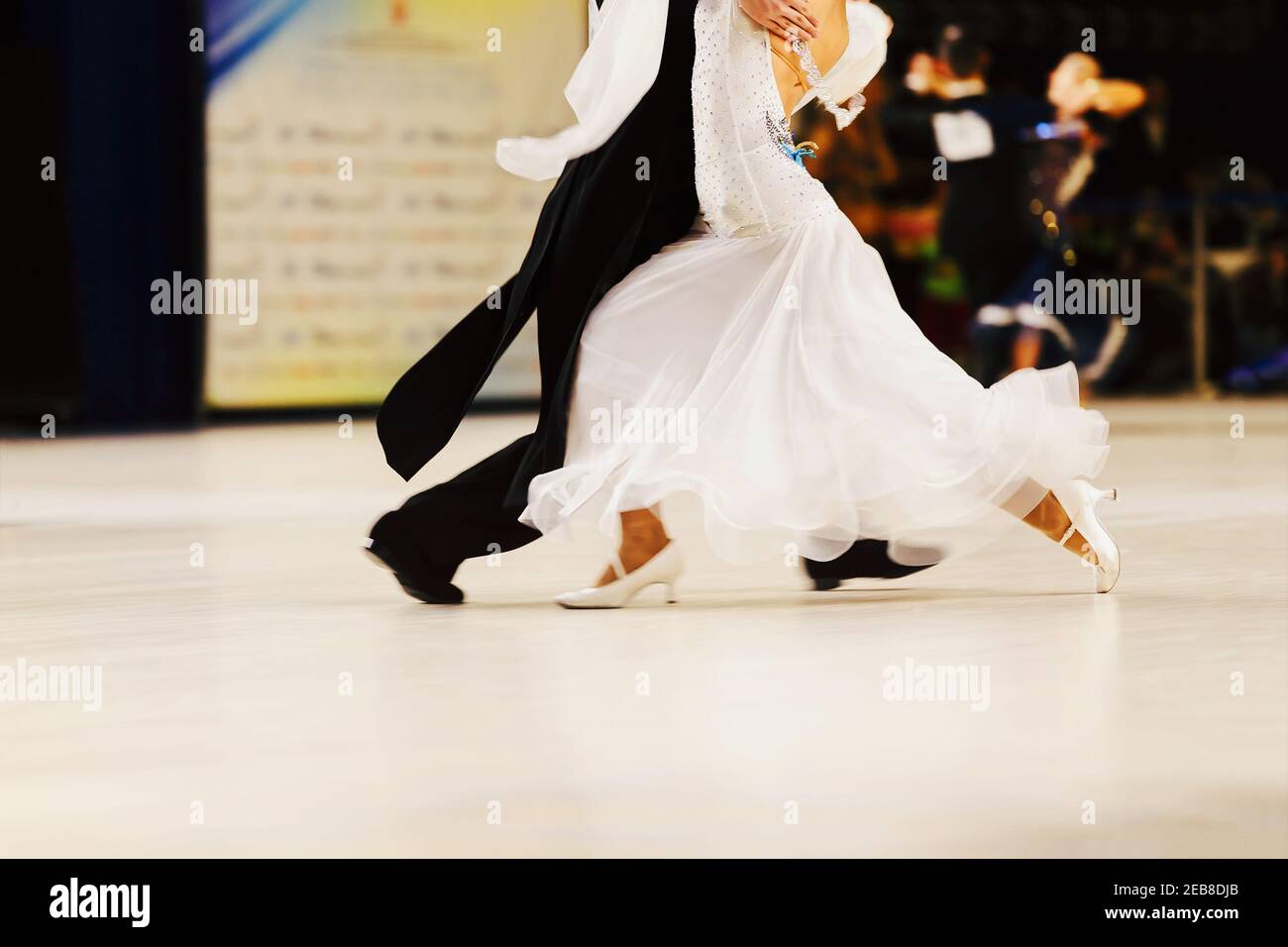 Paar Tänzer Mann in schwarzem Frack und Frau in weiß Ballkleid Stockfoto
