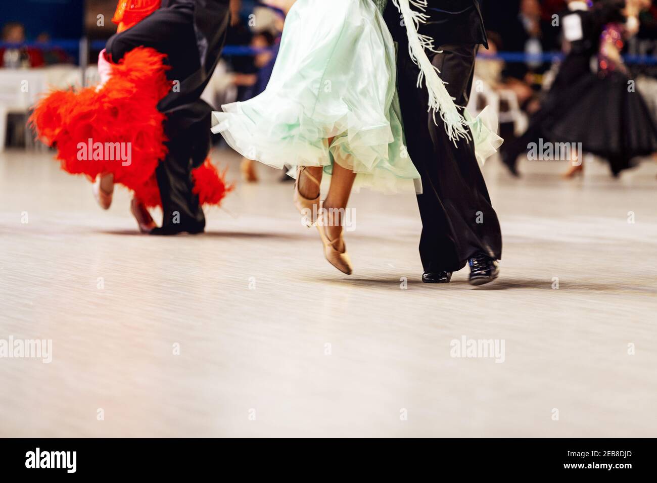 Paare von Ballsaal-Tänzern beim Sporttanz-Wettbewerb Stockfoto