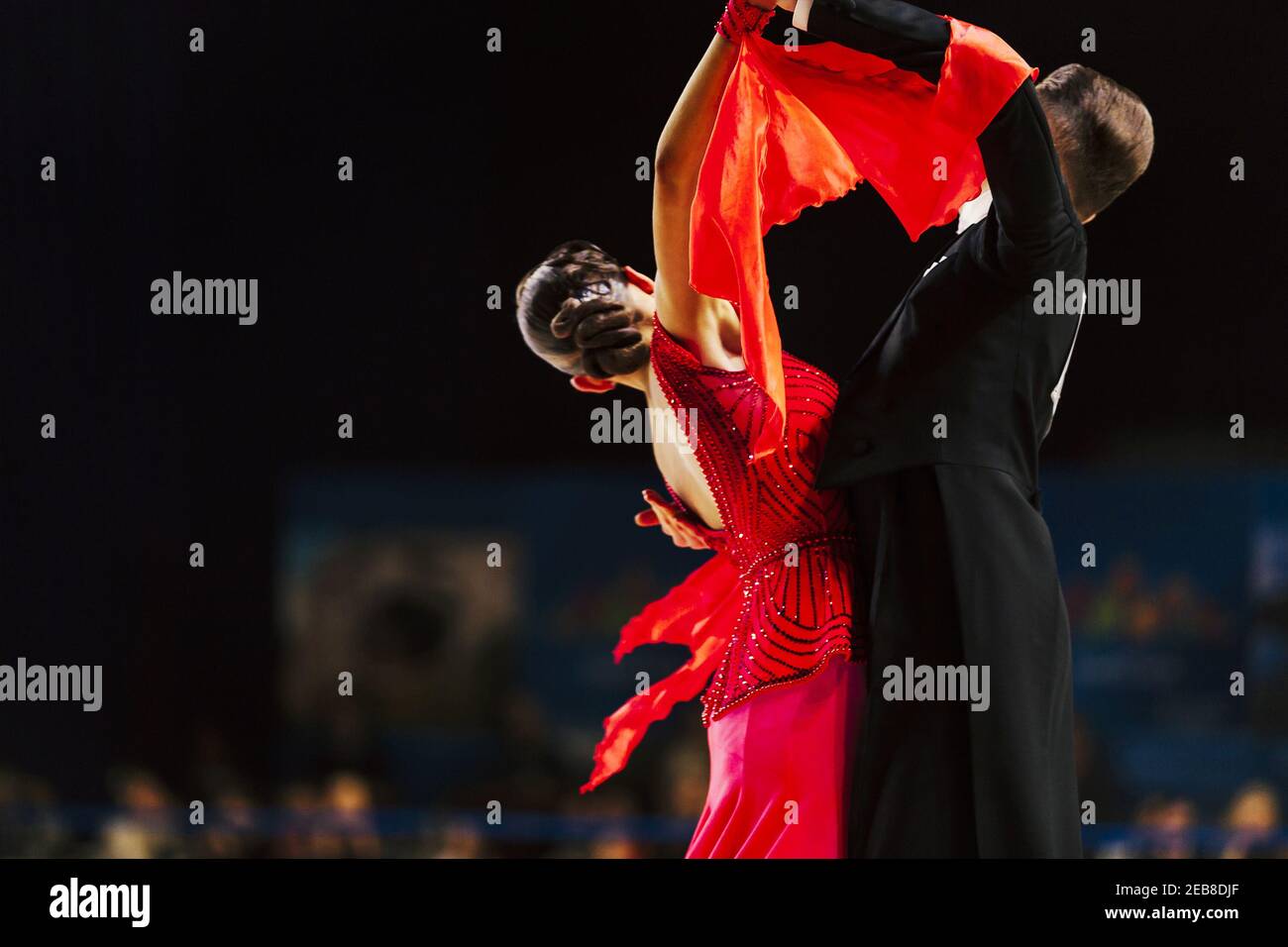 Tänzer Mann in schwarzem Frack und Frau in roter Kugel Kleid Stockfoto