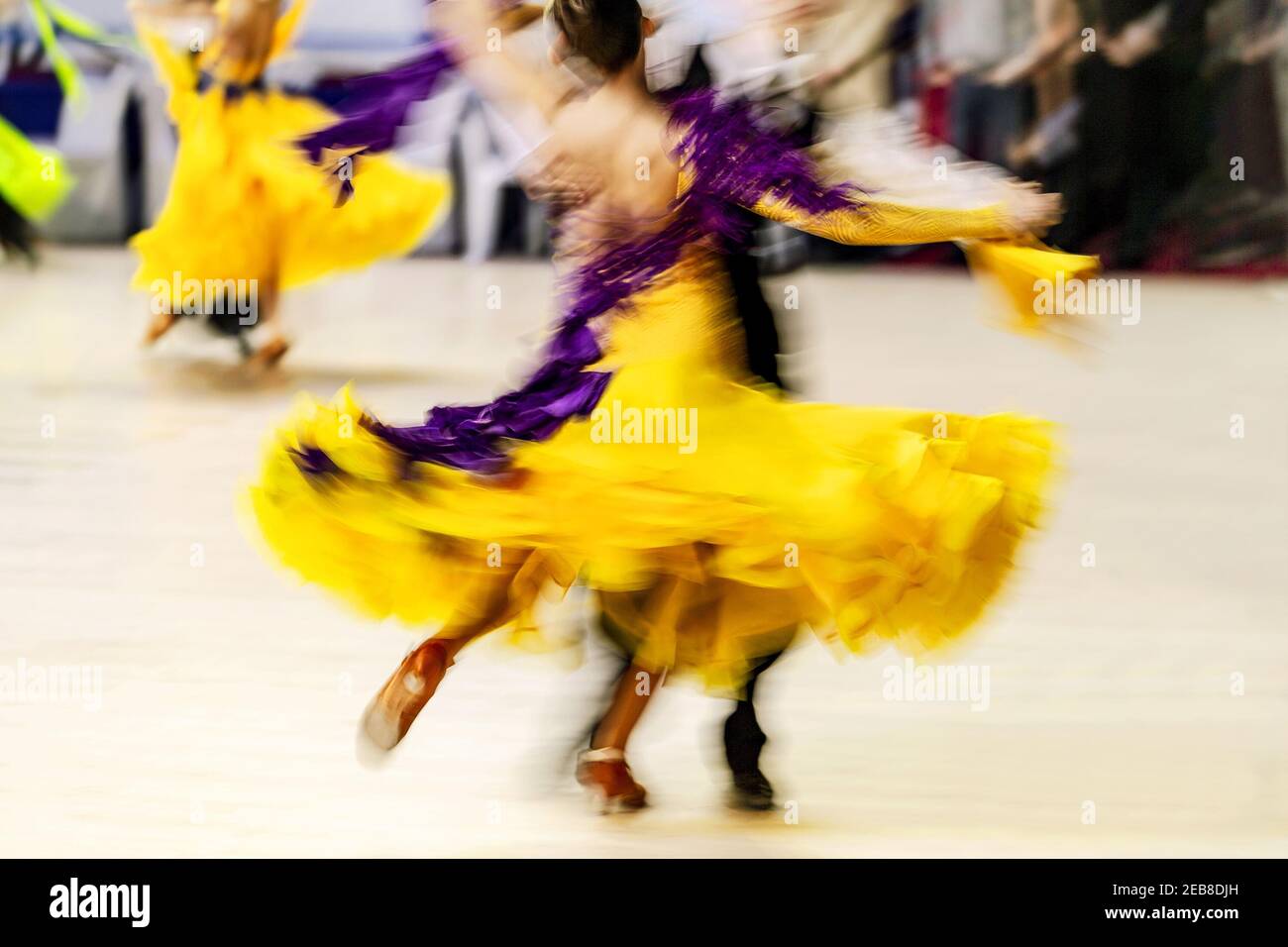 Ballsaal Tanz Paar Tänzer auf verschwommene Bewegung Wettbewerb Stockfoto