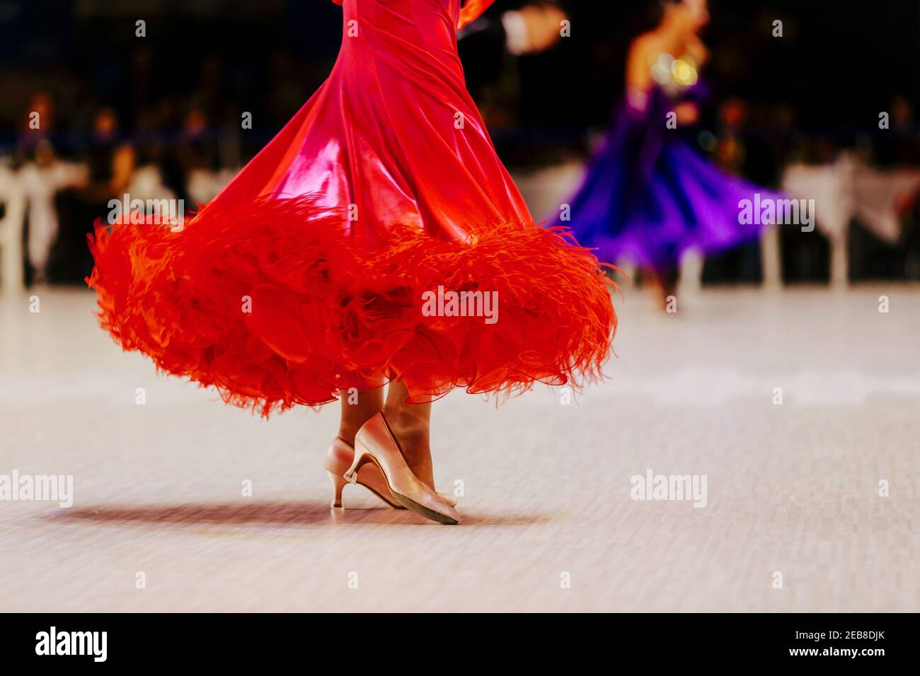 Tänzerin im roten Ballkleid für den Tanzwettbewerb Stockfoto
