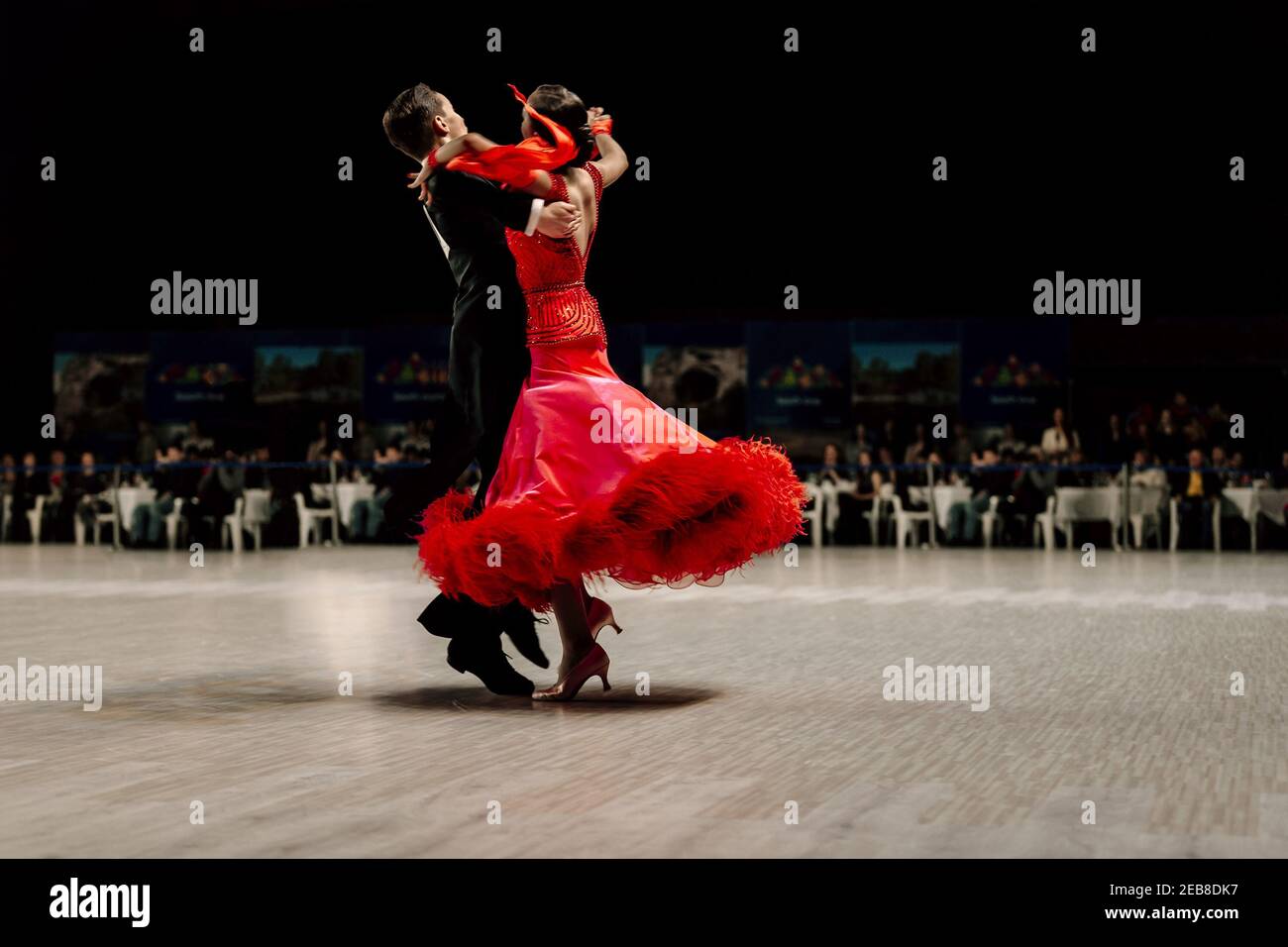 Tänzer Paar Mann in schwarzem Frack und Frau in rot Ballkleid Stockfoto