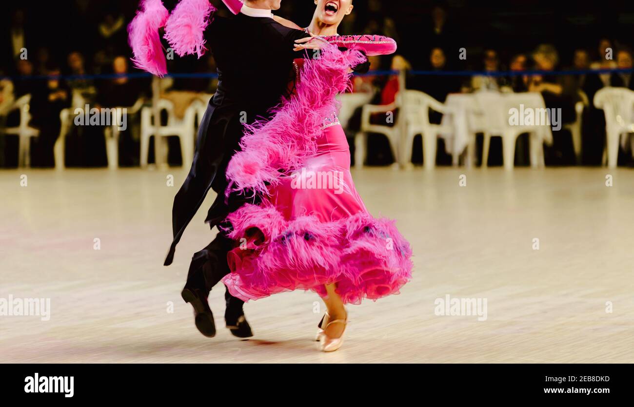 Tänzer Mann in schwarzem Frack und Frau in rosa Ball Kleid bei Tanzwettbewerb Stockfoto
