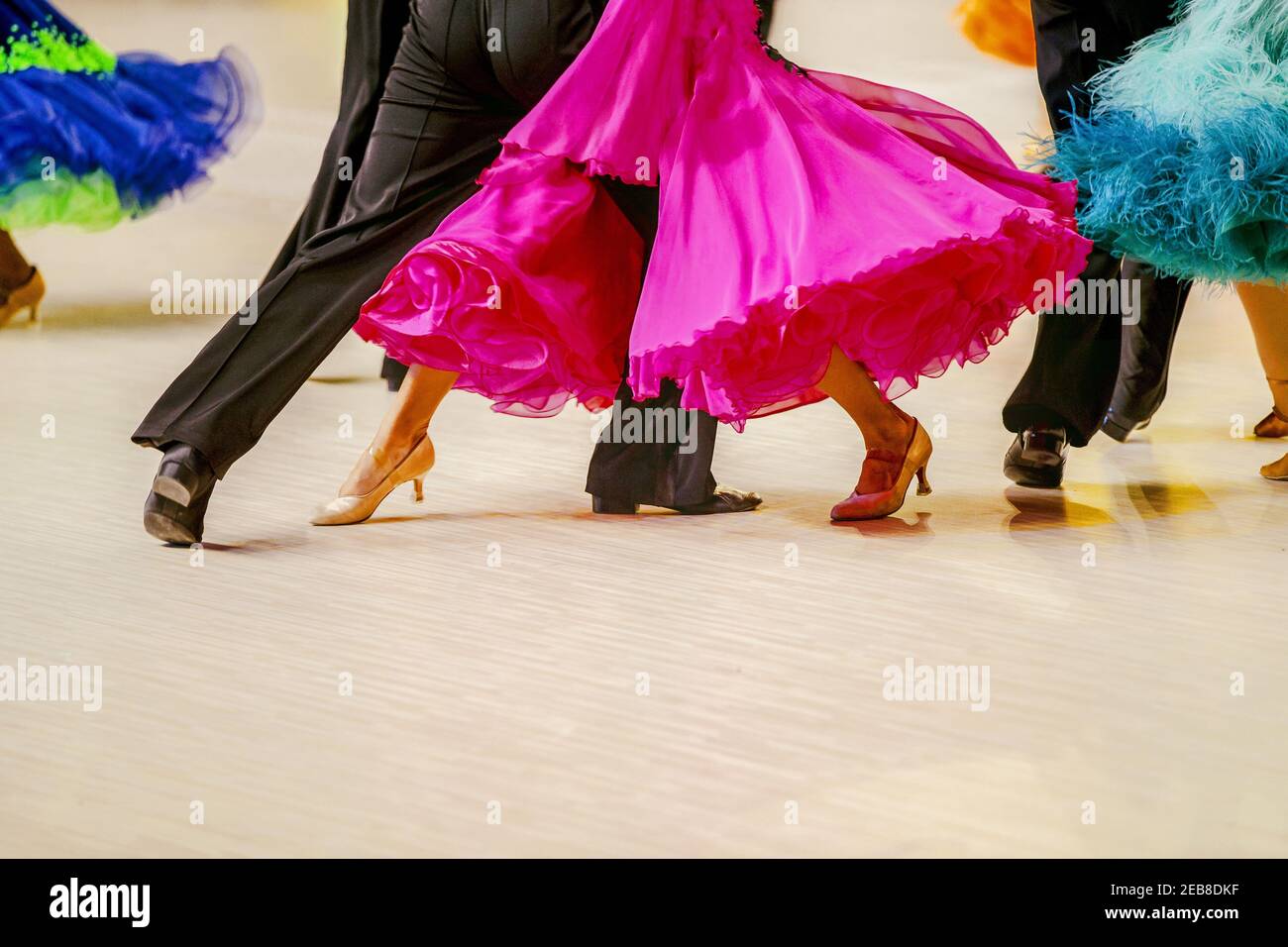 Bunte Ballkleider für Tänzerinnen im Sporttanz Wettbewerb Stockfoto