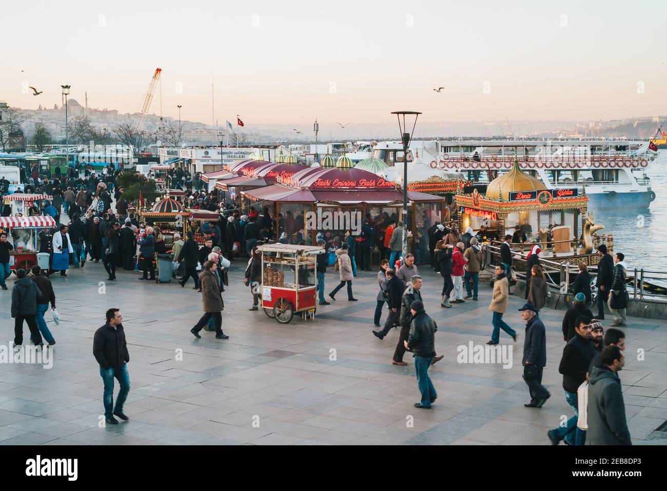 Istanbul, Türkei - Januar 3 2012: Restaurant Boote am Goldenen Horn Verkauf gegrillter Makrele Fisch Sandwiches namens 'Tarihi Eminonu Balik Ekmek' ne Stockfoto