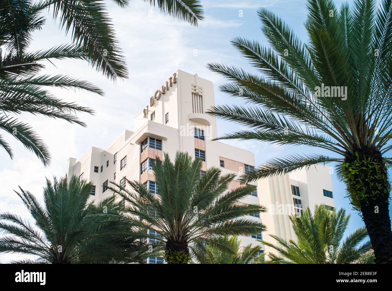 Miami Beach, Florida, USA - Juli 7 2012: St. Moritz Tower Highrise, Heimat des Loews Miami Beach Hotel, im historischen Art Deco Viertel gelegen Stockfoto