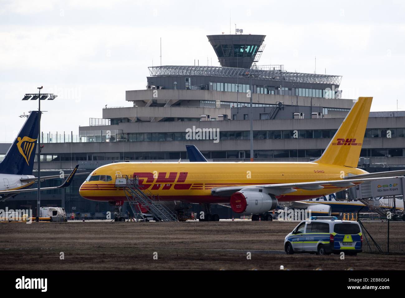 Köln, Deutschland. Februar 2021, 12th. DHL und Ryanair Flugzeuge stehen auf dem Vorfeld des Flughafens Köln/Bonn. Das Verkehrsministerium hat ein umfassendes Maßnahmenpaket zur Unterstützung von Flughäfen zusammengestellt. Die Bundesregierung wird die 15 wichtigsten deutschen Flughäfen mit insgesamt mehr als 600 Millionen Euro unterstützen. Quelle: Federico Gambarini/dpa/Alamy Live News Stockfoto