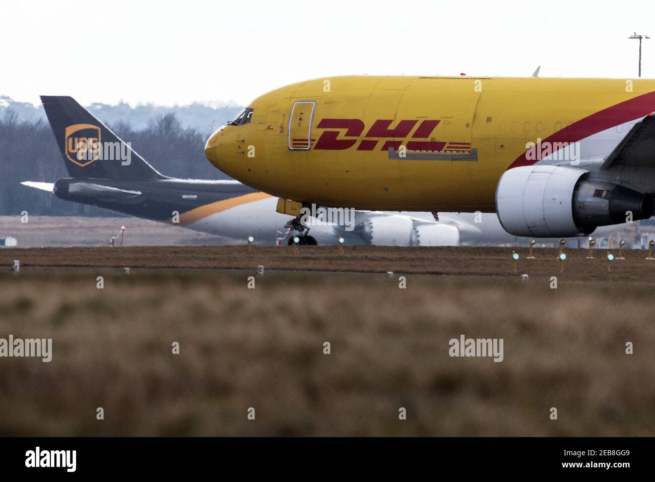 Köln, Deutschland. Februar 2021, 12th. Ein DHL-Flugzeug taxi auf die Start- und Landebahn am Flughafen Köln/Bonn. Das Verkehrsministerium hat ein umfassendes Maßnahmenpaket zur Unterstützung von Flughäfen zusammengestellt. Die Bundesregierung werde die 15 wichtigsten deutschen Flughäfen mit insgesamt mehr als 600 Millionen Euro unterstützen, hieß es. Quelle: Federico Gambarini/dpa/Alamy Live News Stockfoto