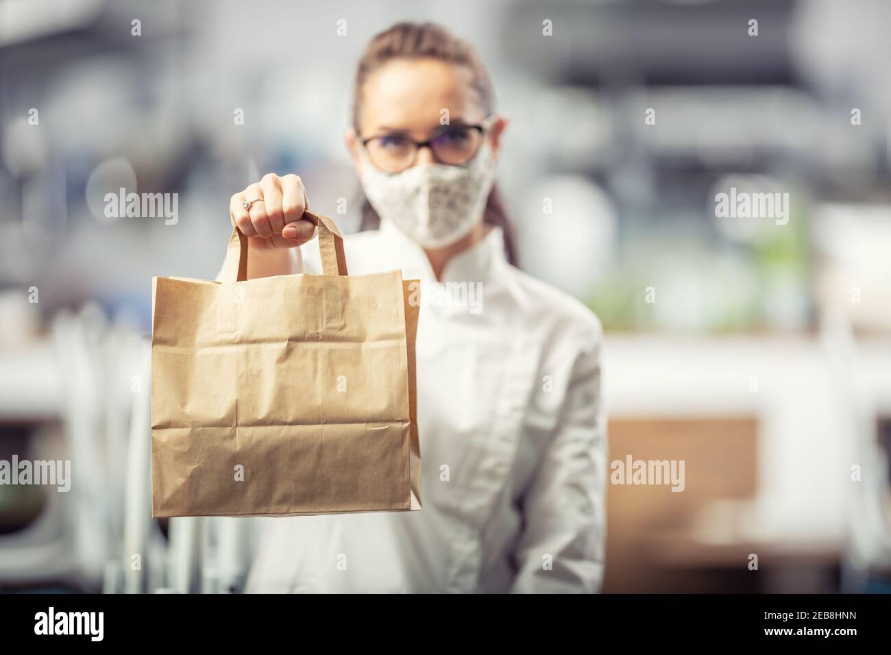Recyckable Papierbeutel für die Lieferung von Lebensmitteln zum Mitnehmen während der Coronavirus-Pandemie verwendet. Stockfoto