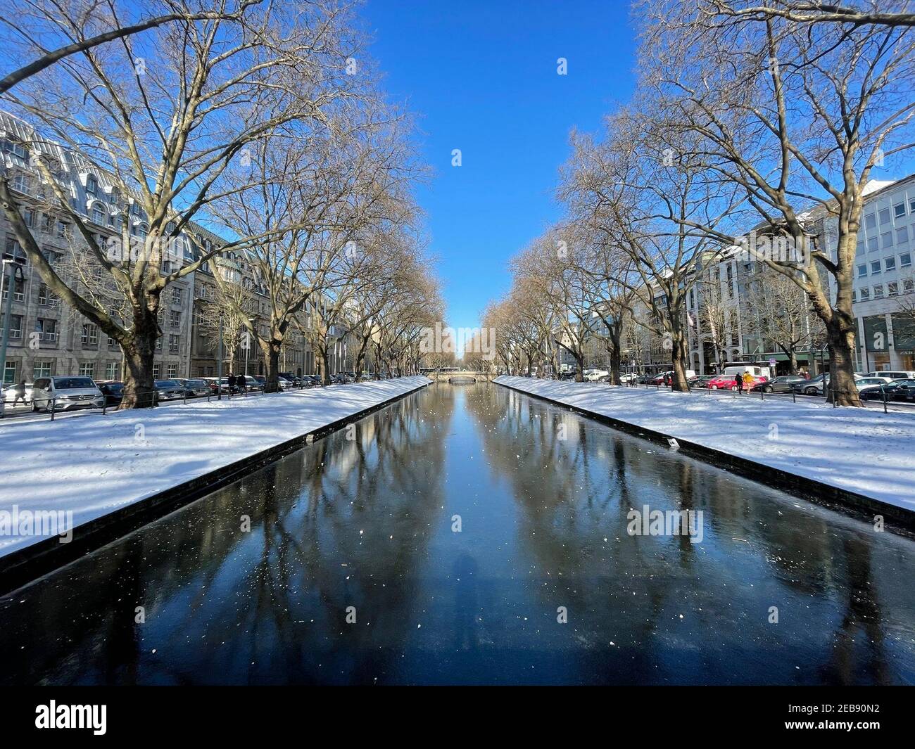 Düsseldorf, Deutschland. Februar 2021, 12th. Der Kögraben in Düsseldorf ist von einer Eisschicht bedeckt. Die Feuerwehr warnt vor dem Gehen auf vereisten Flächen in Nordrhein-Westfalen. Quelle: Oliver Auster/dpa/Alamy Live News Stockfoto