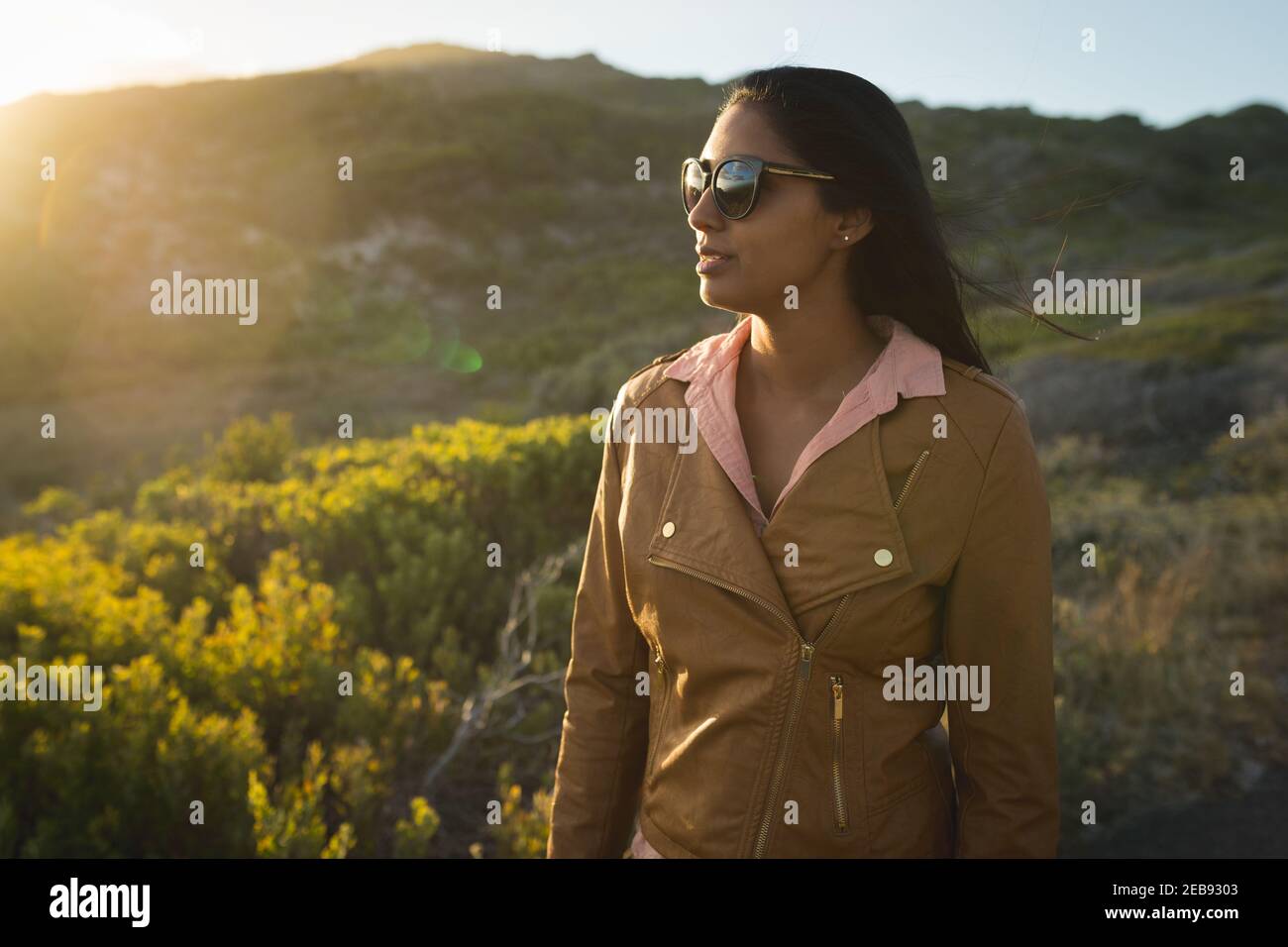 Mixed Race Frau Wandern in den Bergen an der Küste Stockfoto