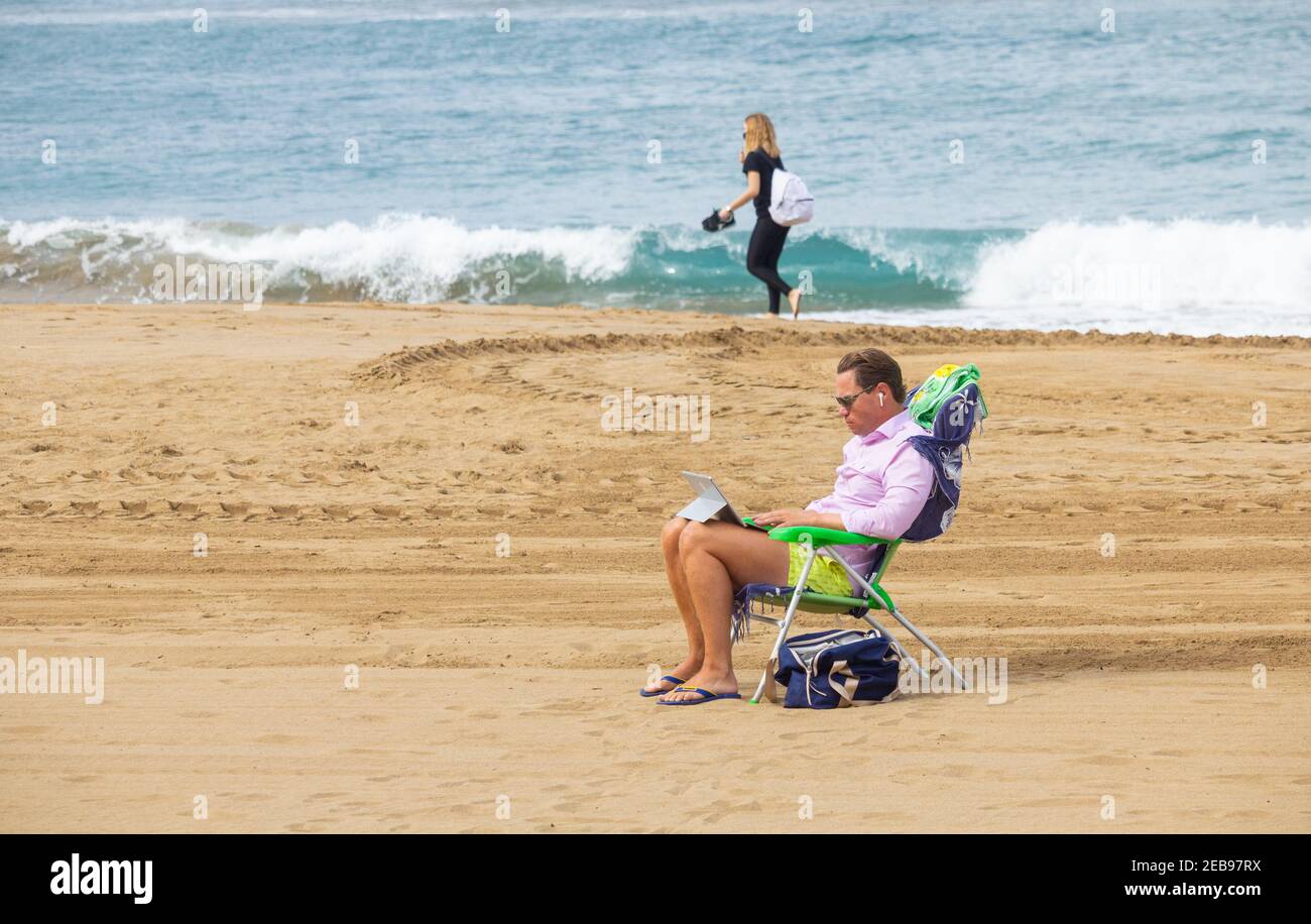 Las Palmas, Gran Canaria, Kanarische Inseln, Spanien. 12th. Februar 2021. Ein ruhiger Tag am Stadtstrand in Las Palmas auf Gran Canaria; ein beliebtes Urlaubsziel für viele Briten. Die derzeitigen britischen Reisebeschränkungen sind ein großer Schlag für die Wirtschaft der Kanarischen Inseln. Kredit: Alan Dawson/Alamy Live Nachrichten. Stockfoto