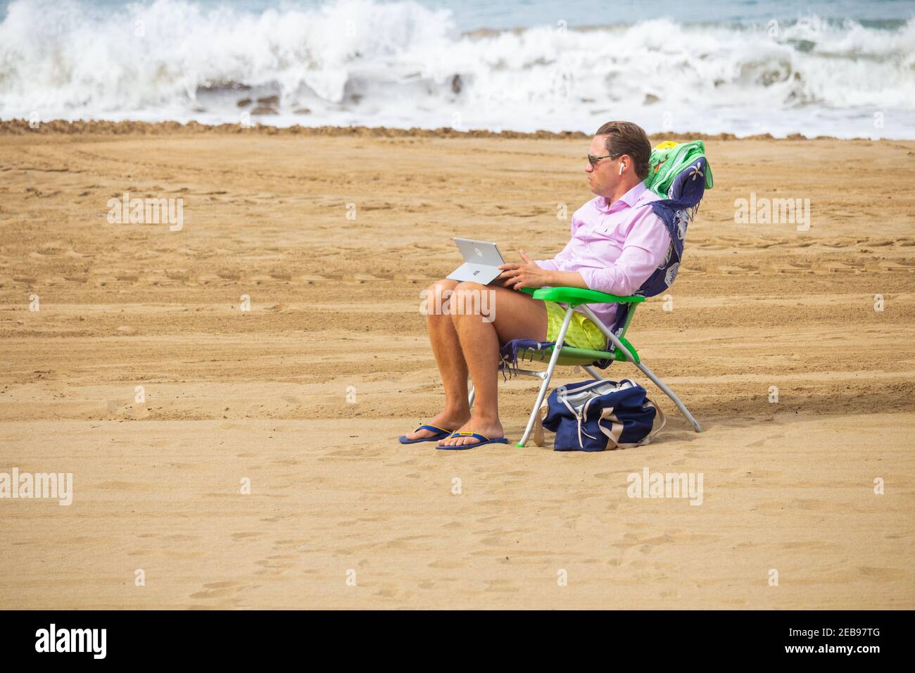 Las Palmas, Gran Canaria, Kanarische Inseln, Spanien. 12th. Februar 2021. Ein ruhiger Tag am Stadtstrand in Las Palmas auf Gran Canaria; ein beliebtes Urlaubsziel für viele Briten. Die derzeitigen britischen Reisebeschränkungen sind ein großer Schlag für die Wirtschaft der Kanarischen Inseln. Kredit: Alan Dawson/Alamy Live Nachrichten. Stockfoto