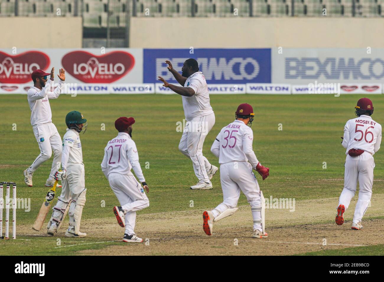 West Indies Cricketspieler feiern nach der Entlassung von Bangladeshs Mominul Haque am zweiten Tag des zweiten Test Cricket-Spiels zwischen West Indies und Bangladesch im Sher-e-Bangla National Cricket Stadium. Stockfoto