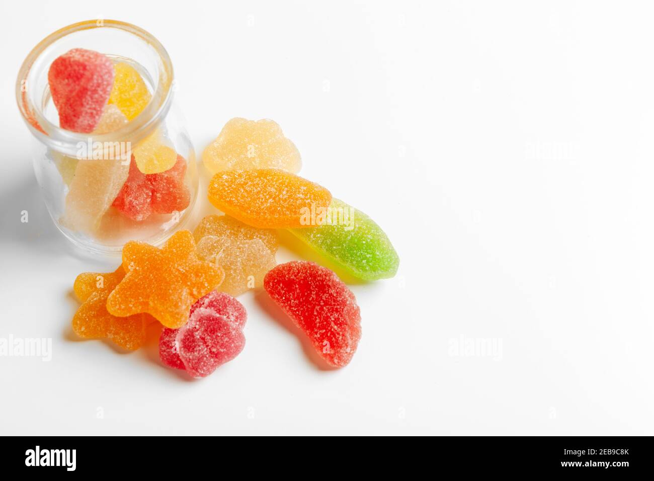 Flaschen mit süßen Bonbons auf dem Tisch Stockfoto
