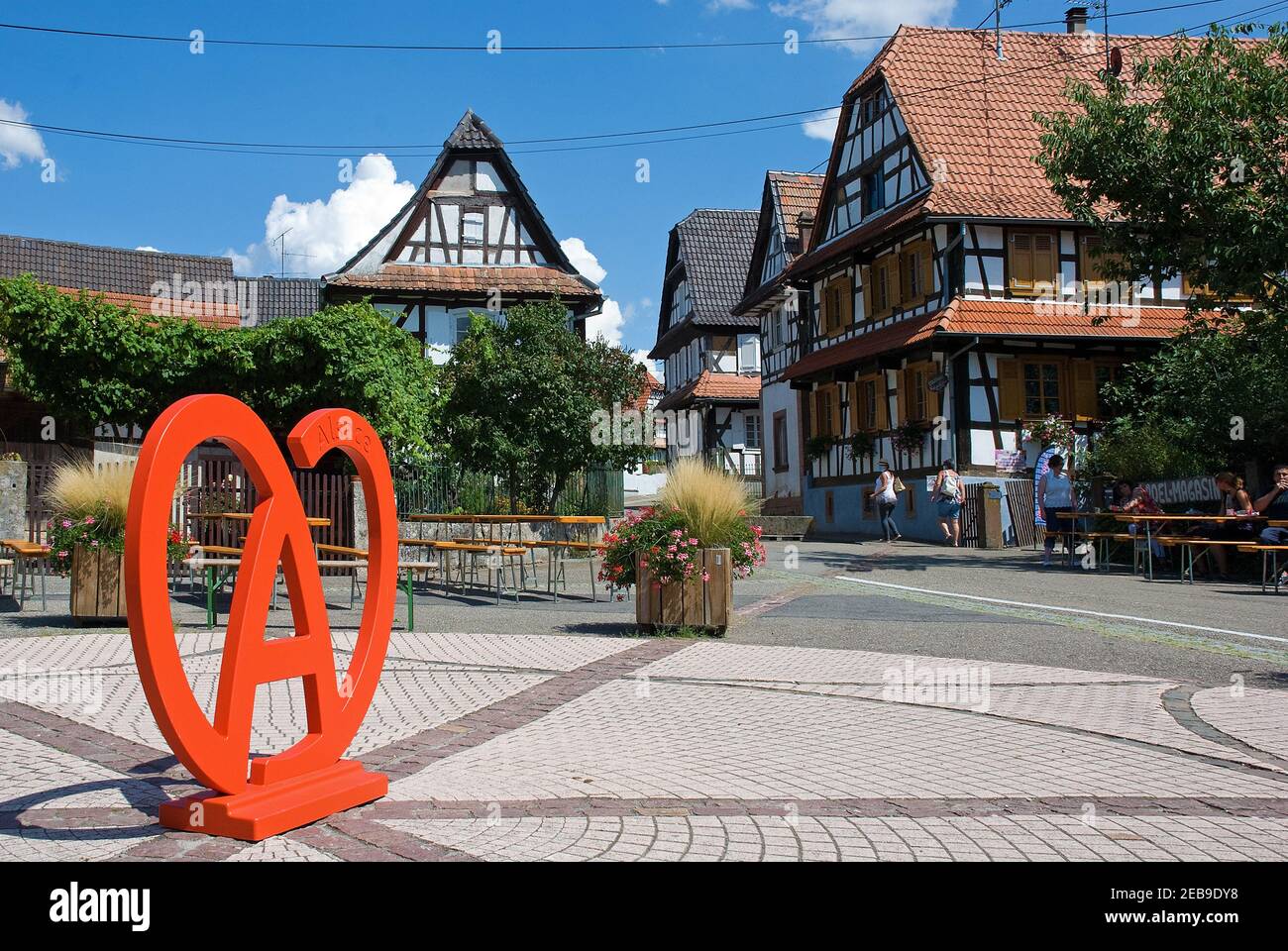 Straße in Hunspach, schönsten Dorf in Frankreich 2020 mit Elsass-Logo Stockfoto