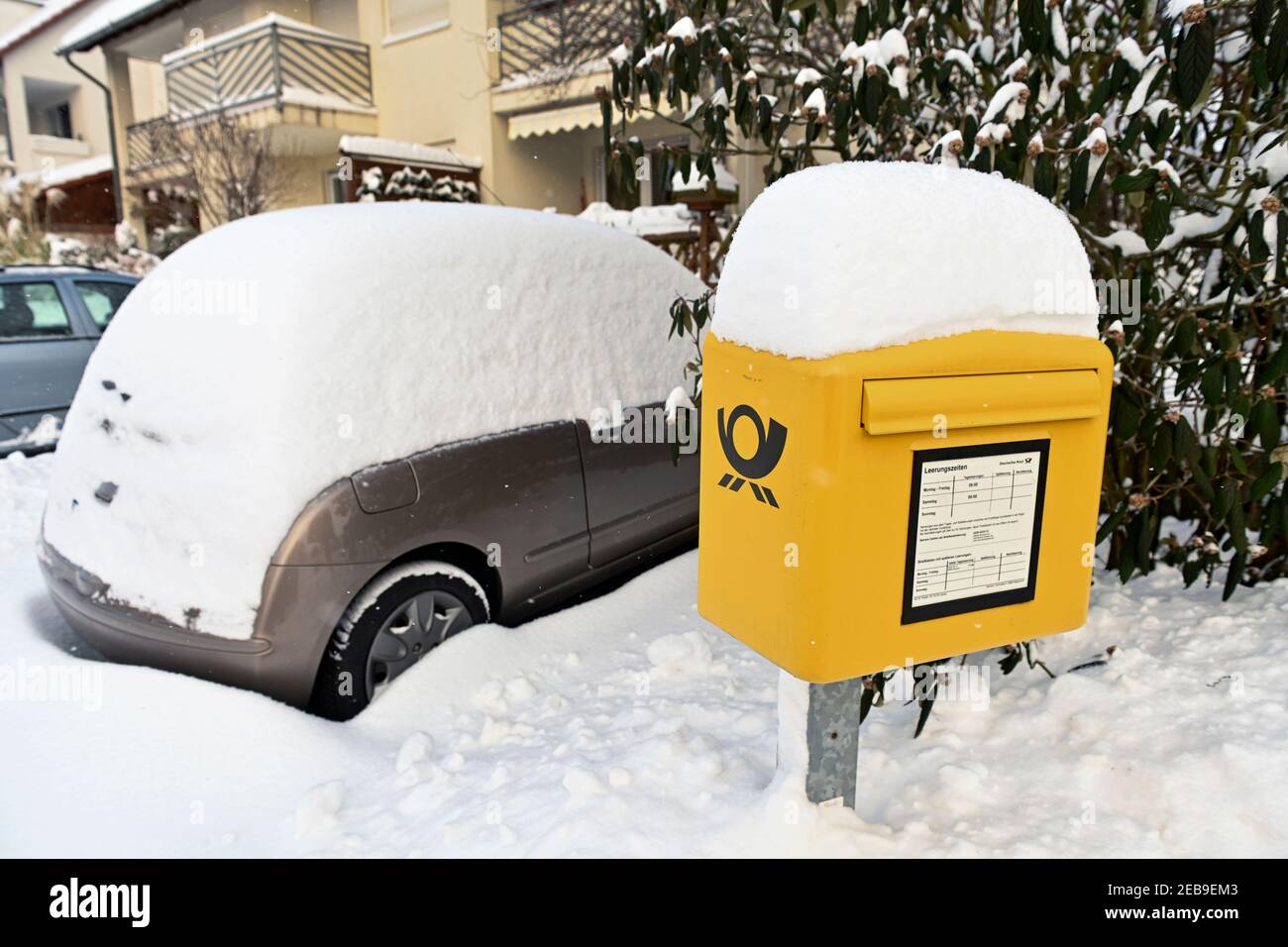 Muldental, Deutschland. Februar 2021, 08th. Im Neuschnee im Stadtteil Leipzig steht ein Briefkasten mit großer Schneehaube. Quelle: Volkmar Heinz/dpa-Zentralbild/ZB/dpa/Alamy Live News Stockfoto