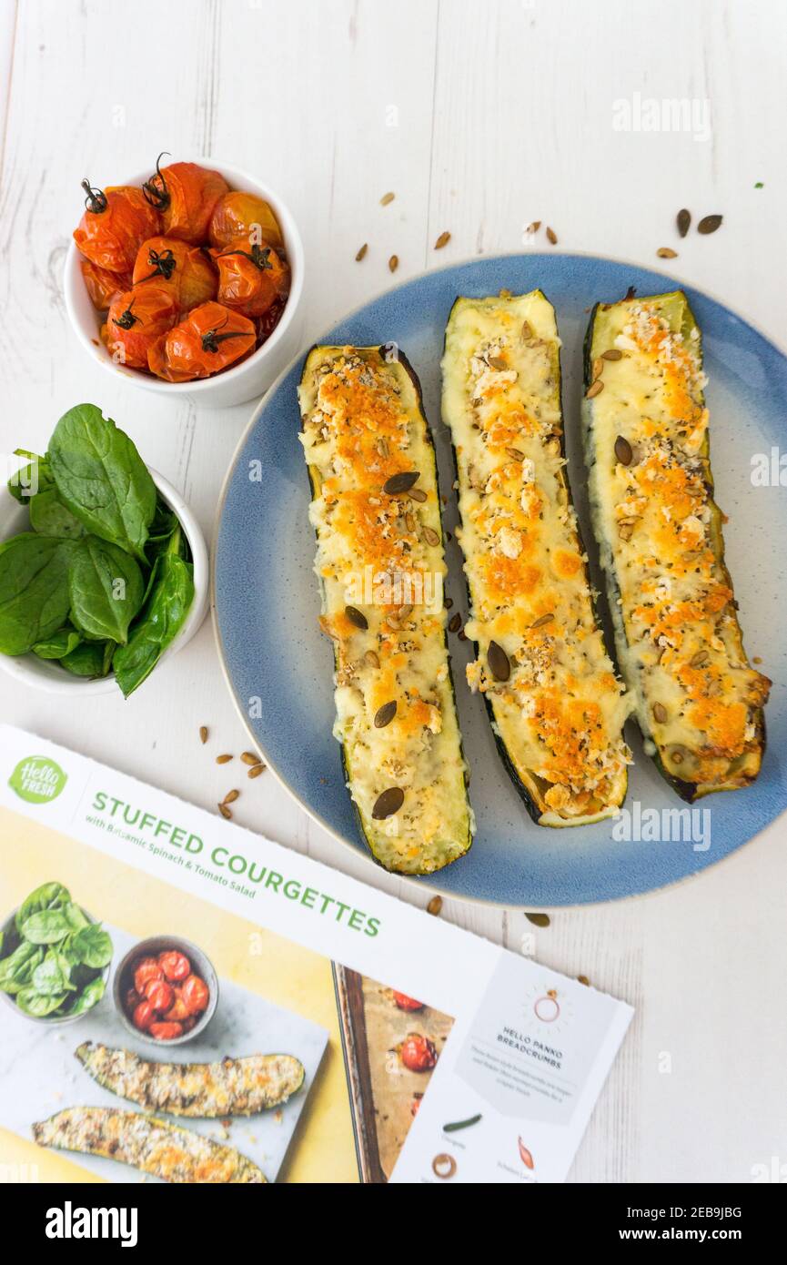 hallo frisches Hausmannskost vegetarische pflanzliche vegane Lebensmittel Mahlzeiten Gefüllte Zucchini Käse gebacken Zucchini Tomaten Spinat Stockfoto