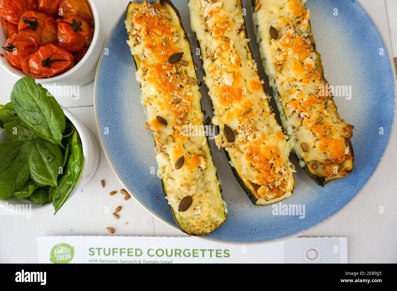 hallo frisches Hausmannskost vegetarische pflanzliche vegane Lebensmittel Mahlzeiten Gefüllte Zucchini Käse gebacken Zucchini Tomaten Spinat Stockfoto