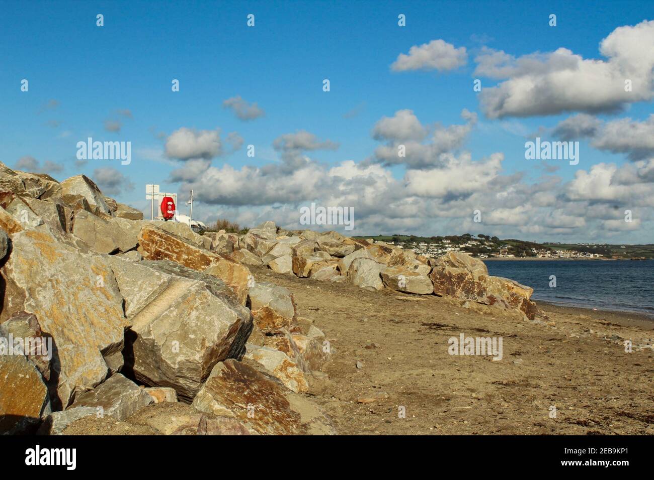 RIP Rap aka Rock Armor aka Shot Rock am Marazion Strand. Die Meeresschutzmauern schützen den Strand vor Küstenerosion Stockfoto