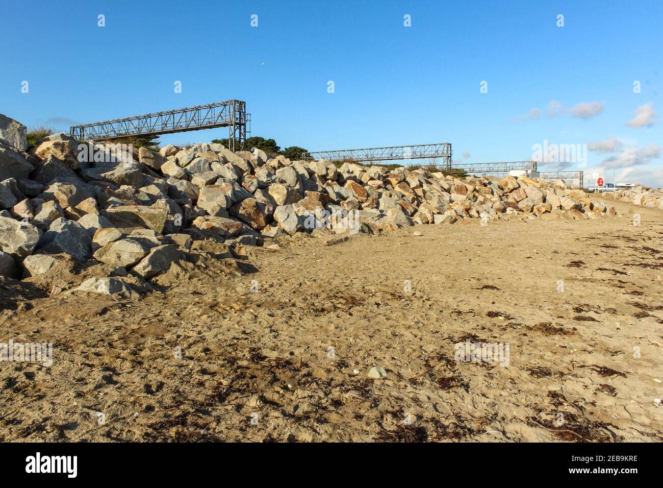 RIP Rap aka Rock Armor aka Shot Rock am Marazion Strand. Die Meeresschutzmauern schützen den Strand vor Küstenerosion Stockfoto