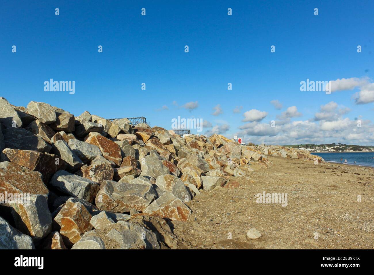 RIP Rap aka Rock Armor aka Shot Rock am Marazion Strand. Die Meeresschutzmauern schützen den Strand vor Küstenerosion Stockfoto