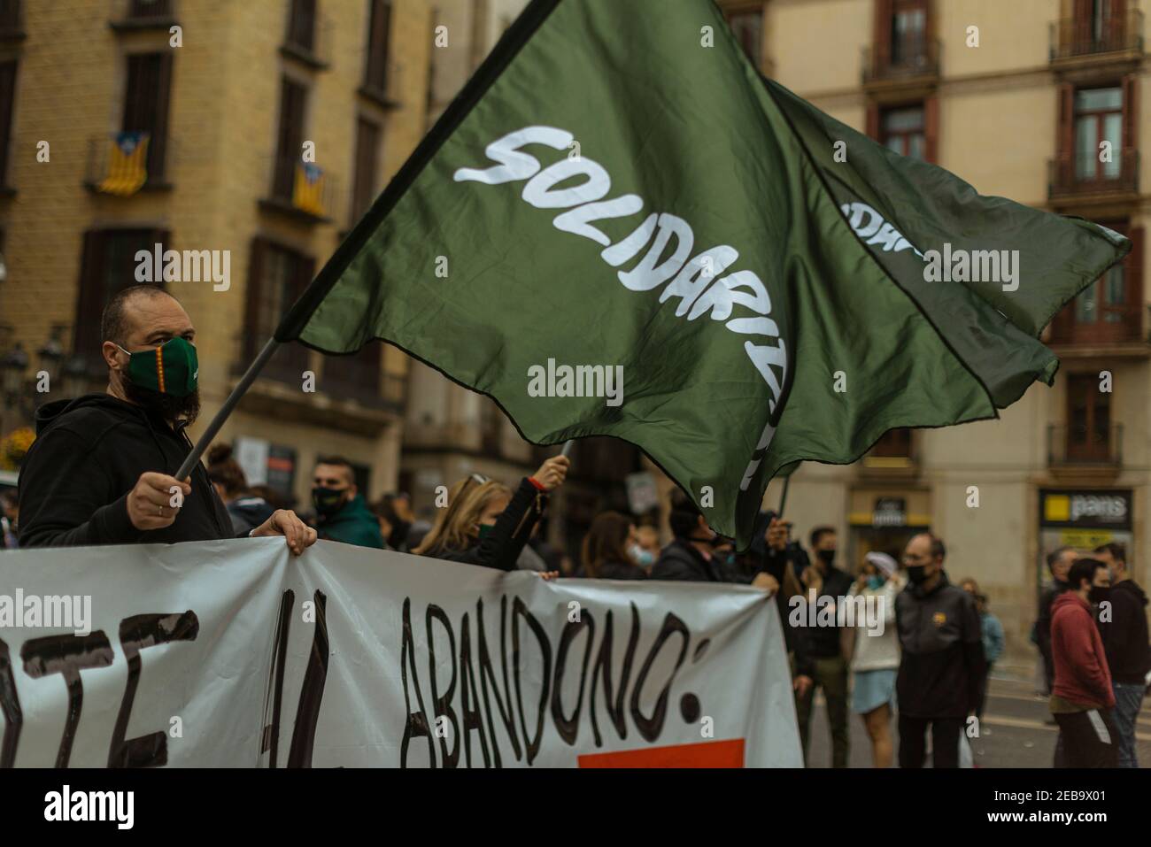 Barcelona, Spanien. Februar 2021, 12th. Polizeibeamte der Nationalen Polizei und der Guardia Civil winken Flaggen, als sie gegen die Aufgabe der Regierung protestieren und für die Erklärung Kataloniens als "Sonderzone" ähnlich dem Baskenland, da sie unter Angriffen, Belästigungen und Hass leiden.Quelle: Matthias Oesterle/Alamy Live News Stockfoto