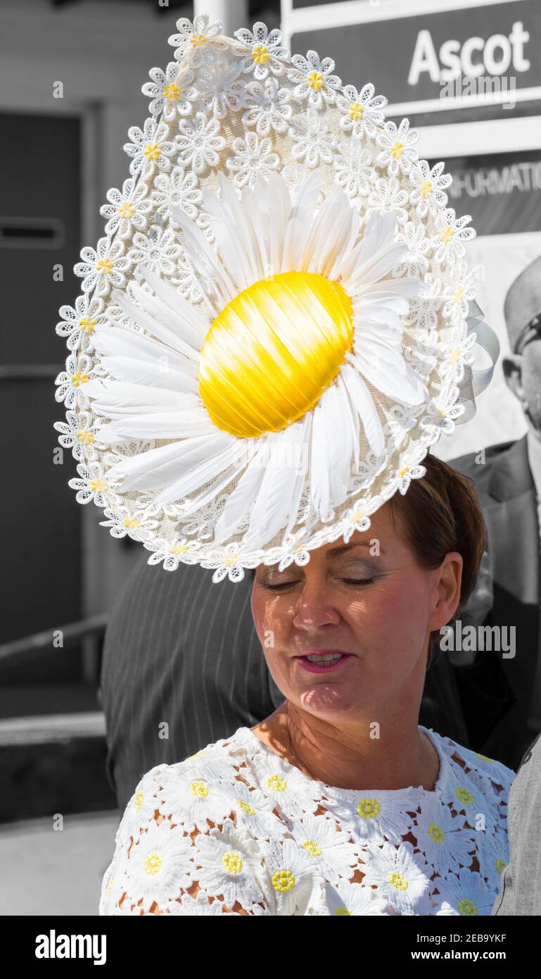 Racegoers kommen in Ascot in ihren Hüten und Raffinerie für Ladies Day in Royal Ascot, während sie ihren Weg zu der Veranstaltung in Ascot, Berkshire, Großbritannien im Juni machen Stockfoto