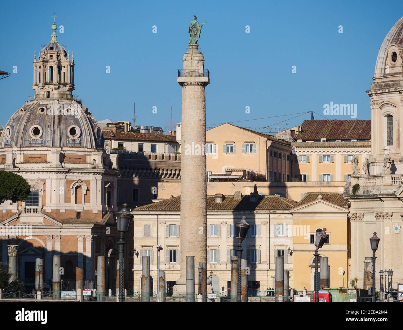 Trajans Säule (italienisch: Colonna Traiana), Rom, Italien. Trajans Säule ist eine römische Triumphsäule, die an den Sieger des römischen Kaisers Trajan erinnert Stockfoto