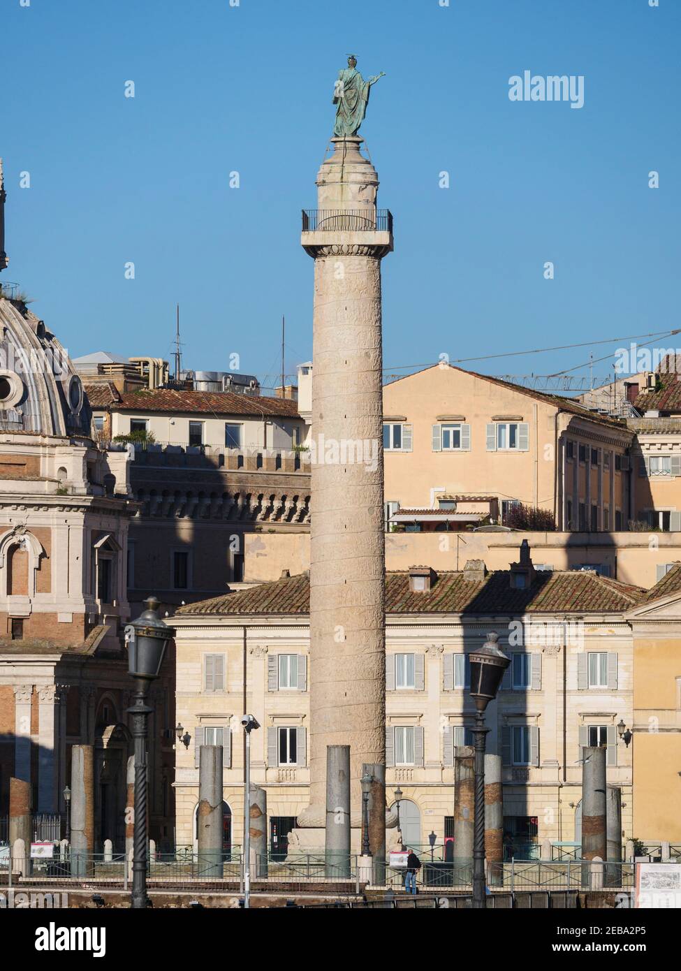 Trajans Säule (italienisch: Colonna Traiana), Rom, Italien. Trajans Säule ist eine römische Triumphsäule, die an den Sieger des römischen Kaisers Trajan erinnert Stockfoto