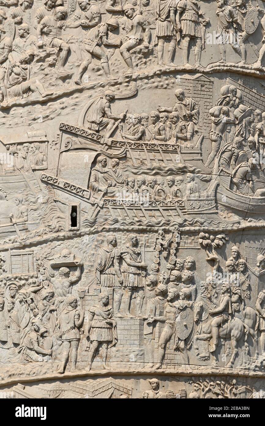 Trajans Säule (italienisch: Colonna Traiana), Rom, Italien. Details von Bas-Reliefs. Trajans Säule ist eine römische Triumphsäule, die an Römer erinnert Stockfoto