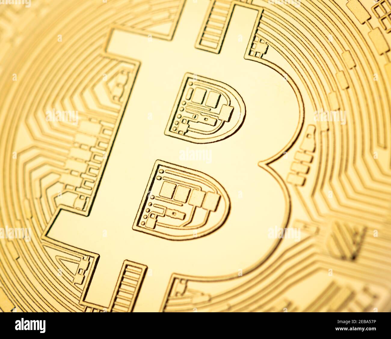 Makroaufnahme der physischen Kryptowährung Bitcoin, Goldmünze Stockfoto