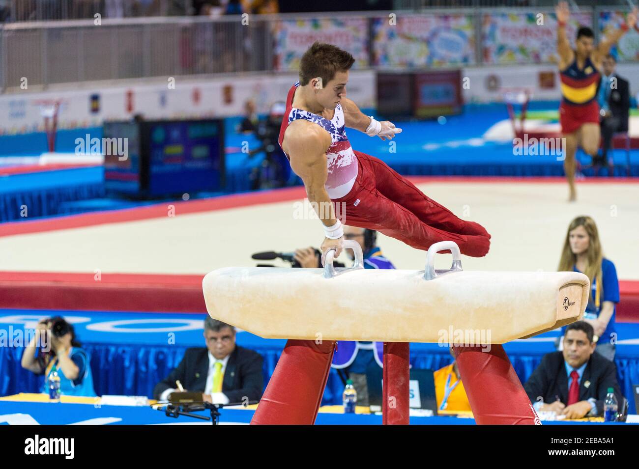 Samuel Mikulak im Paukenpferd während des gymnastischen künstlerischen Wettbewerbs der Toronto 2015 PanAm Spiele. US-Team gewann Goldmedaille und Sa Stockfoto