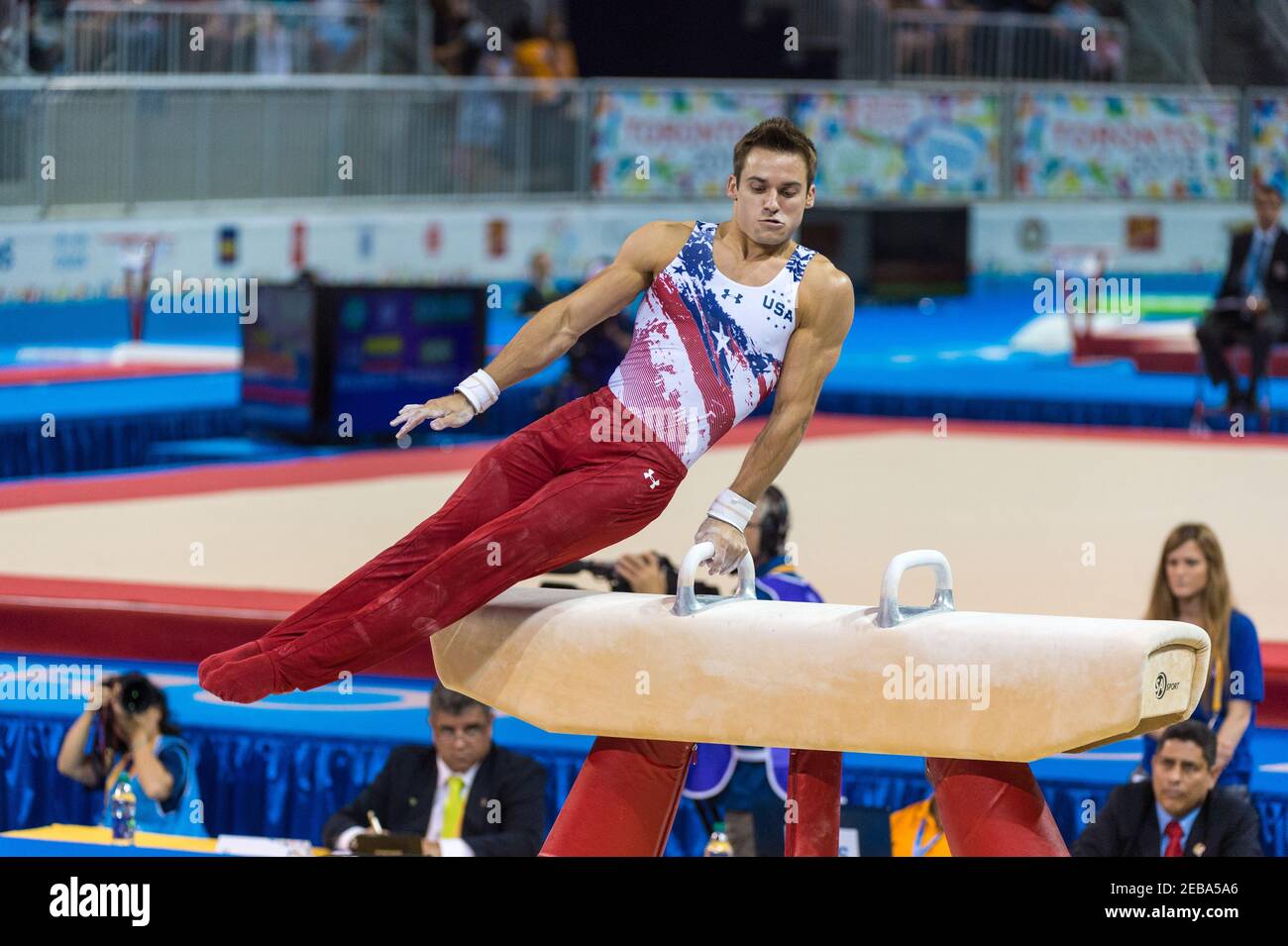 Samuel Mikulak im Paukenpferd während des gymnastischen künstlerischen Wettbewerbs der Toronto 2015 PanAm Spiele. US-Team gewann Goldmedaille und Sa Stockfoto