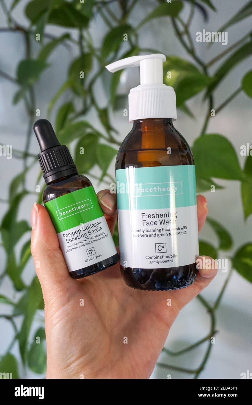 Facetheory, vegane, pflanzenbasierte, tierversuchsfreie, nachhaltige Hautpflege, PolyPep Collagen Boosting Serum S8 & Auffrischung Face Wash C4 Stockfoto