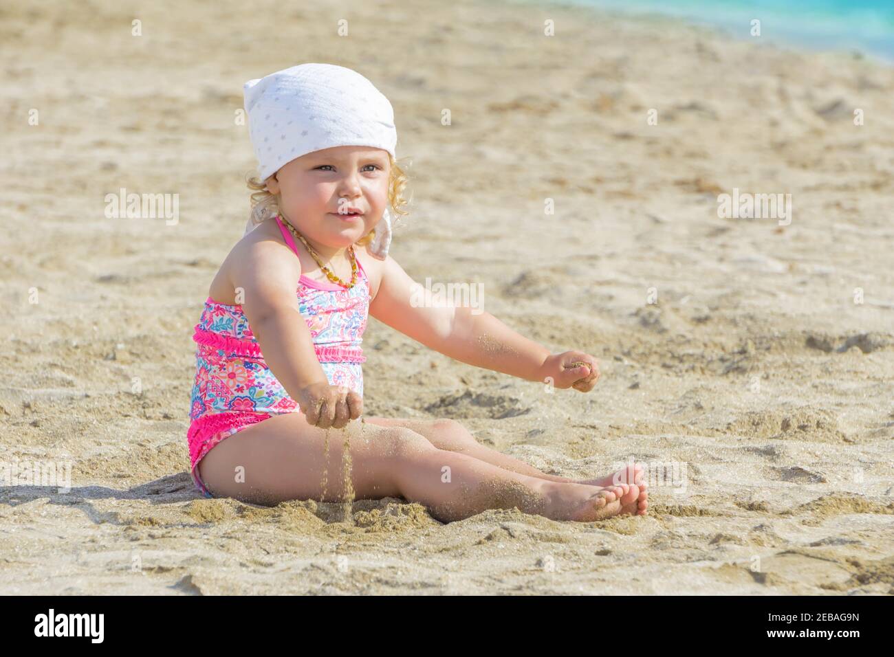 Kleine Mädchen Badeanzug Am Strand Fotos Und Bildmaterial In Hoher Auflösung Alamy 7002