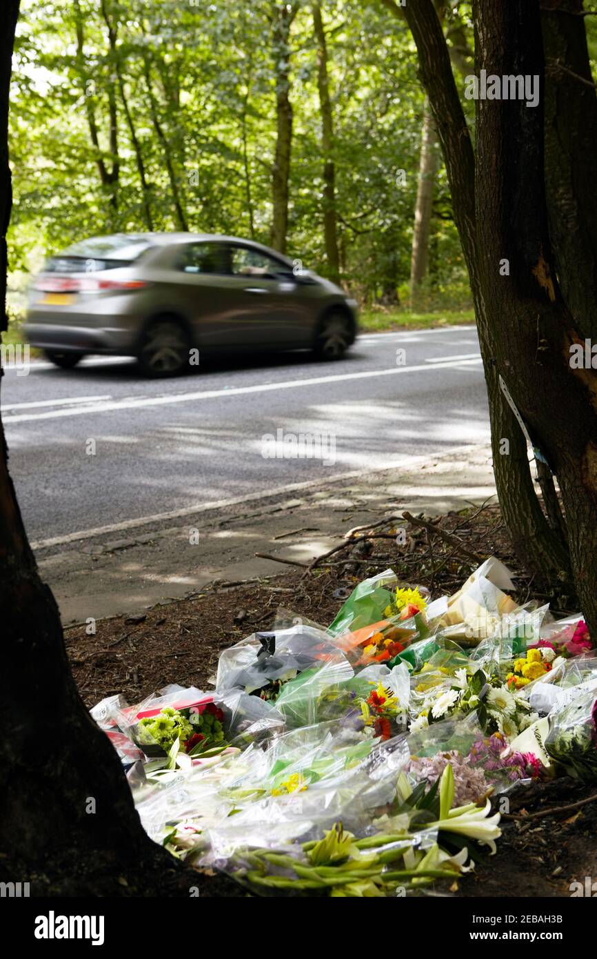 Florale Tribute Am Tatort Des Tödlichen Unfalls Auf Der Belebten Straße Mit Speeding Car Stockfoto