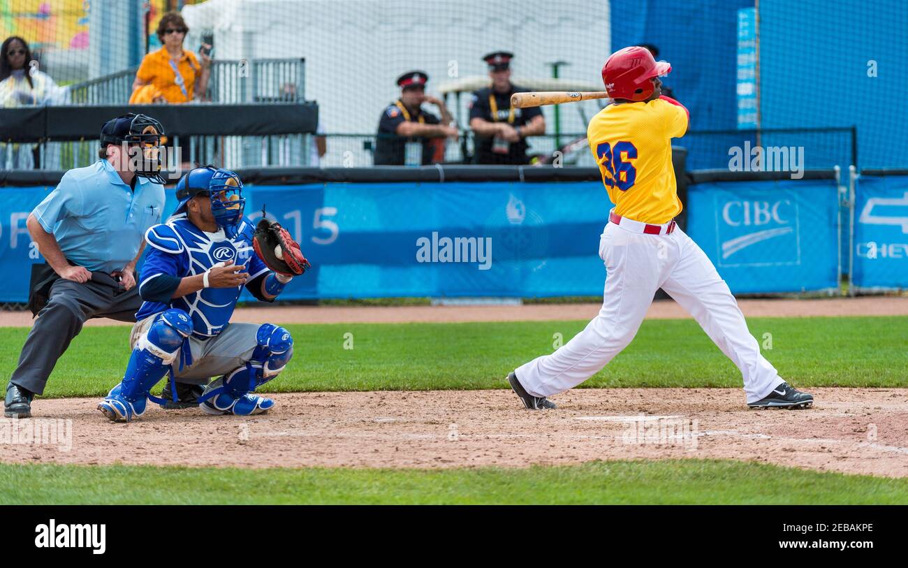 Nicaragua schlägt Kolumbien in Toronto 2015 PanAm Games: Pinch Hitter Tito Luis Polo schlägt den letzten aus dem Spiel. Nicaragua schlägt Col Stockfoto