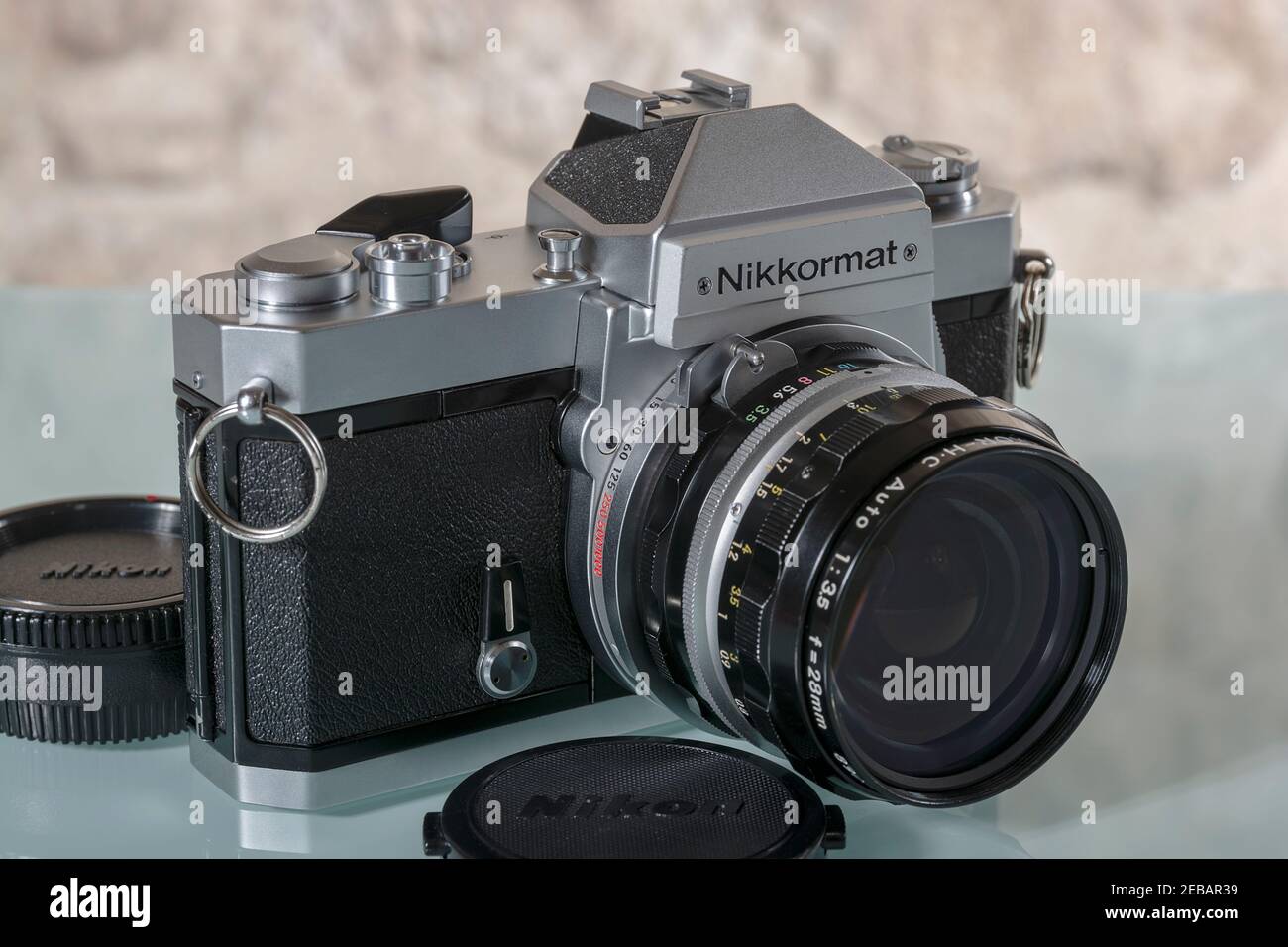 Nikon Nikomat ft2 oder Nikkormat ft2 - alte analoge Filmkamera, 1970s, traditionelle Fotografie, klassisches Kamerasdesign, Metallgehäuse aus Aluminium Stockfoto