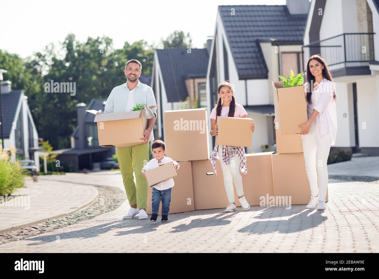 Entzückende Und Charmante Junge Mädchen Umziehen Entzückende Und Charmante Junge Mädchen Umziehen