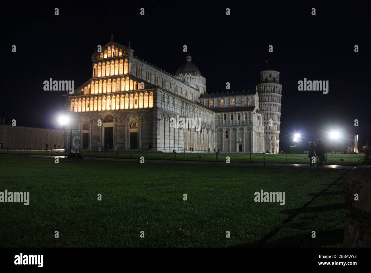 Piazza Miracoli in Pisa gesehen in der Nacht zwischen Denkmälern wie Wie der Turm und die Einsamkeit der globalen Pandemie Im Dunkeln in der toskana Stockfoto