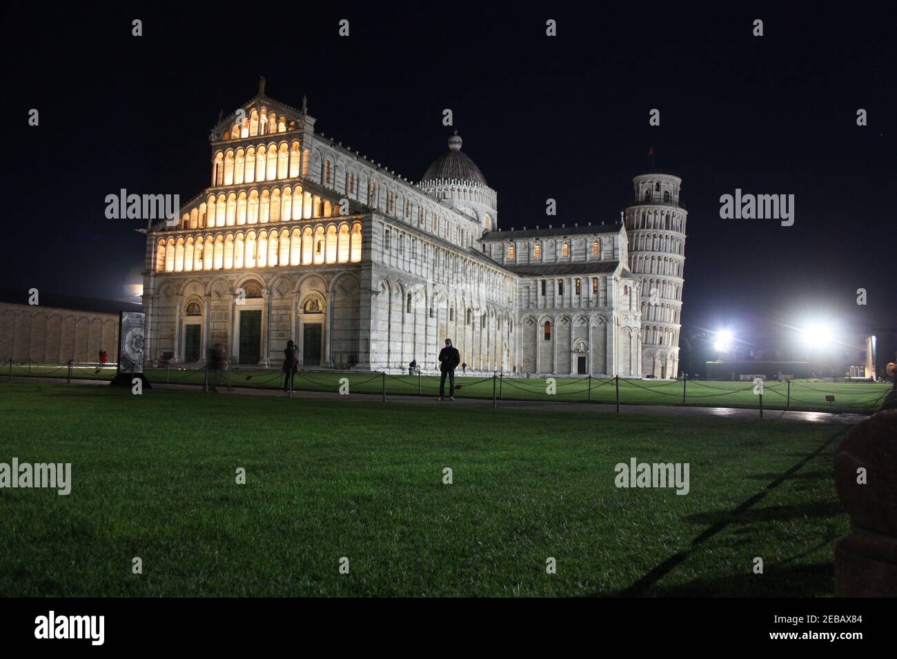 Piazza Miracoli in Pisa gesehen in der Nacht zwischen Denkmälern wie Wie der Turm und die Einsamkeit der globalen Pandemie Im Dunkeln in der toskana Stockfoto
