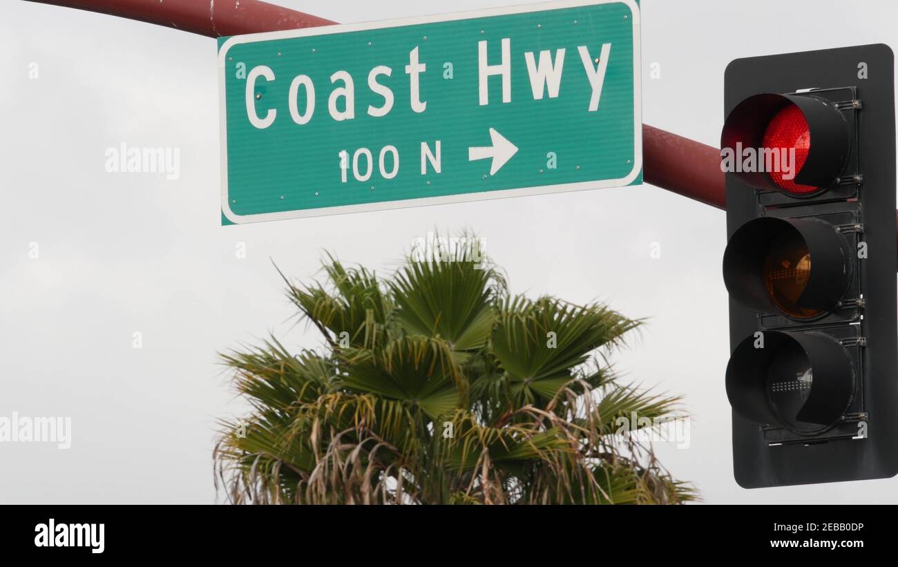 Pacific Coast Highway, historische Route 101 Straßenschild, Touristenziel in Kalifornien USA. Beschriftung auf Kreuzschild. Symbol der Sommerzeit t Stockfoto