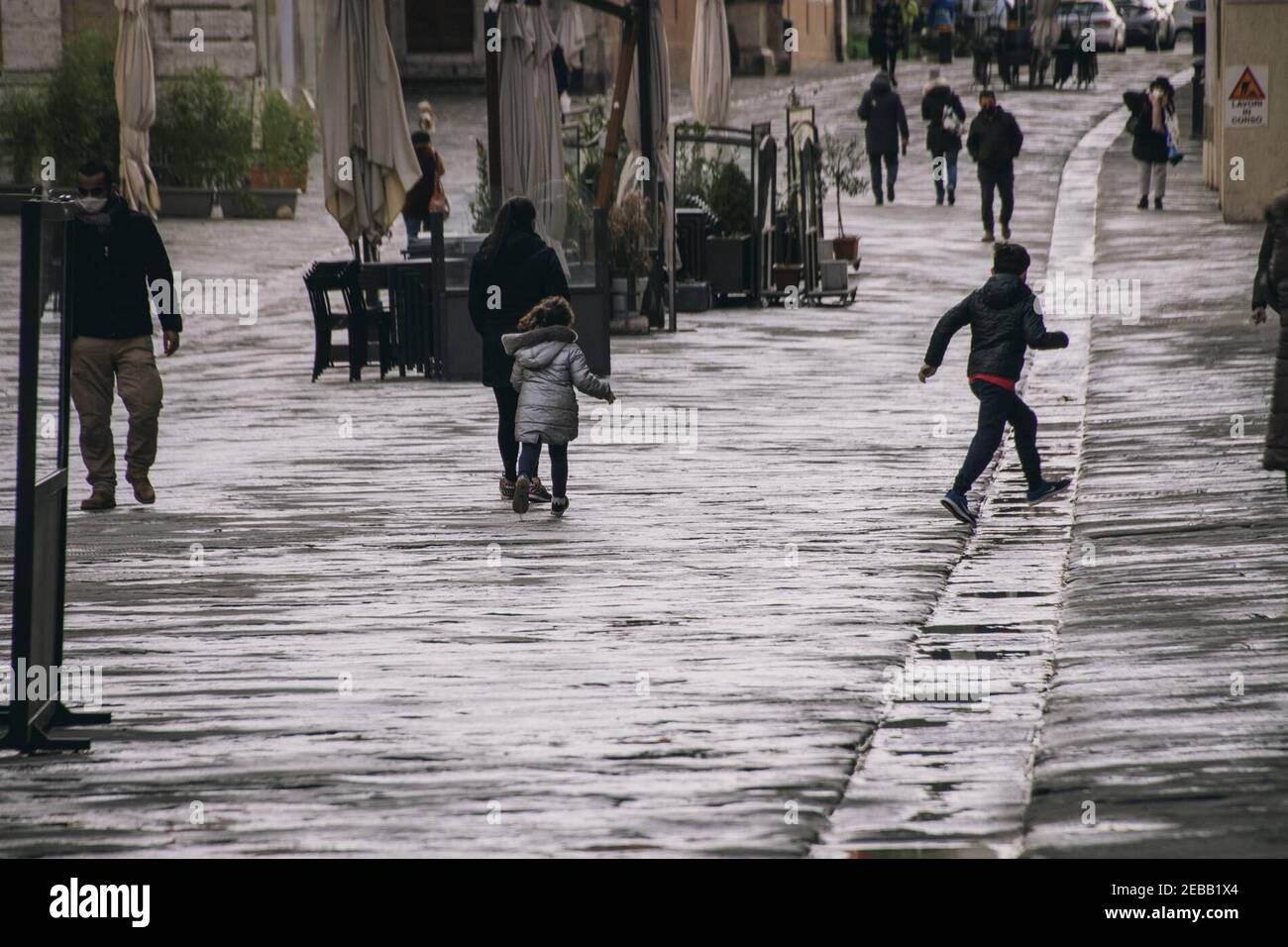 Perugia, Italien. Februar 2021, 12th. 2/12/2021 - Perugia Zona Rossa - covid 19 Notfall - die Hauptstadt und die Region Umbrien fallen zurück in eine sehr harte Sperre - Corso Vannucci, wenige Seelen um, vor allem ältere Menschen und einige Kinder mit ihren Eltern. Nur redaktionelle Verwendung (Foto: IPA/Sipa USA) Quelle: SIPA USA/Alamy Live News Stockfoto
