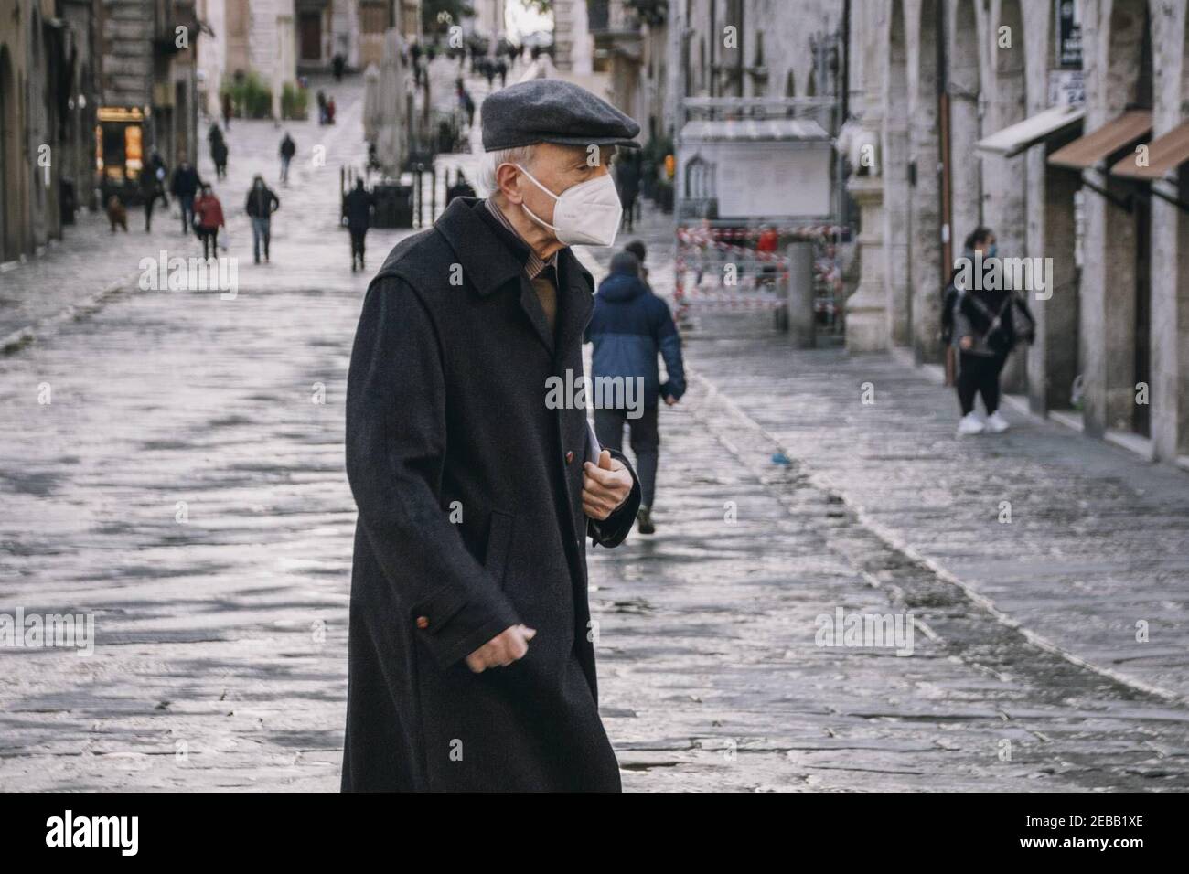 Perugia, Italien. Februar 2021, 12th. 2/12/2021 - Perugia Zona Rossa - covid 19 Notfall - die Hauptstadt und die Region Umbrien fallen zurück in eine sehr harte Sperre - Corso Vannucci, wenige Seelen um, vor allem ältere Menschen und einige Kinder mit ihren Eltern. Nur redaktionelle Verwendung (Foto: IPA/Sipa USA) Quelle: SIPA USA/Alamy Live News Stockfoto