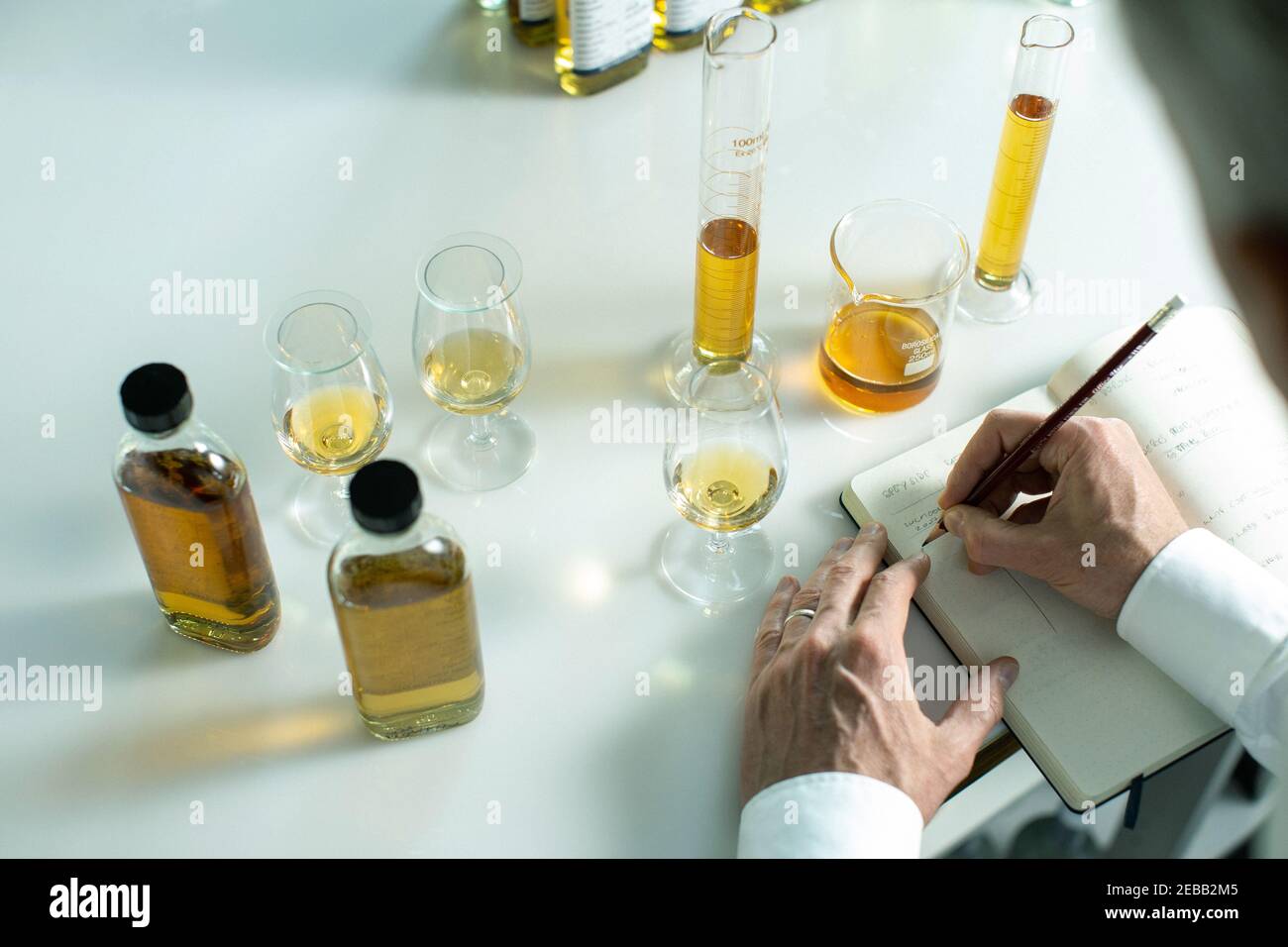 Single Malt Whisky Blending . Whisky Mixer zur Kenntnis nehmen Stockfoto