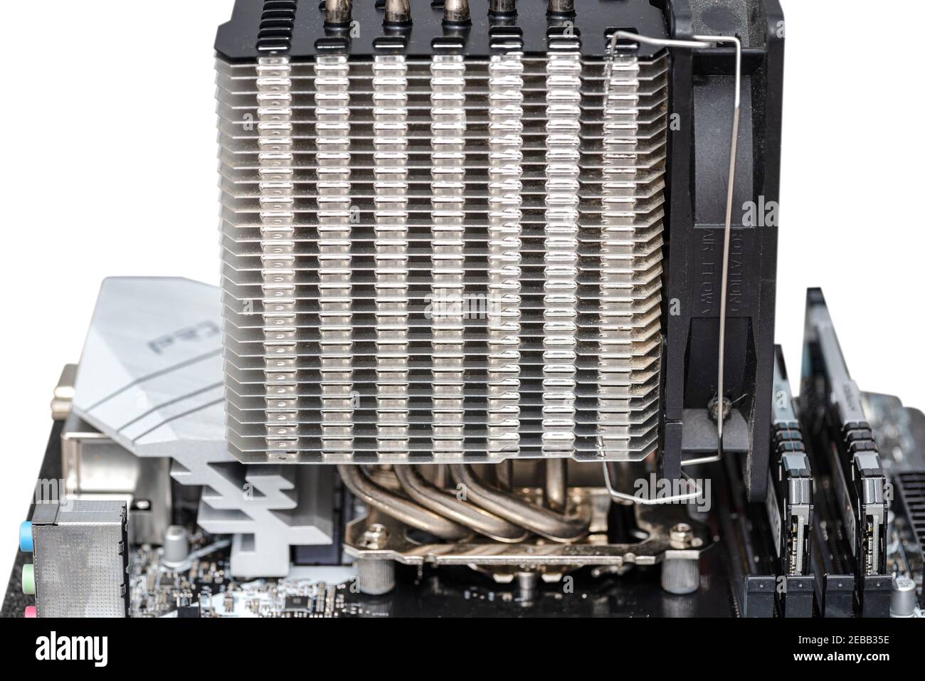 Makroaufnahme eines modernen Desktop Motherboards mit einem Kühlkörper, der auf der CPU am Sockel LGA montiert ist. Stockfoto